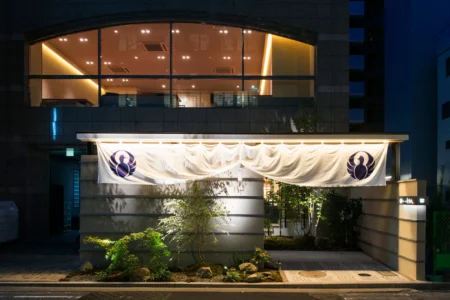 博多の新成人58名が水炊きを体験、郷土料理継承への新たな一歩と課題が浮き彫りに