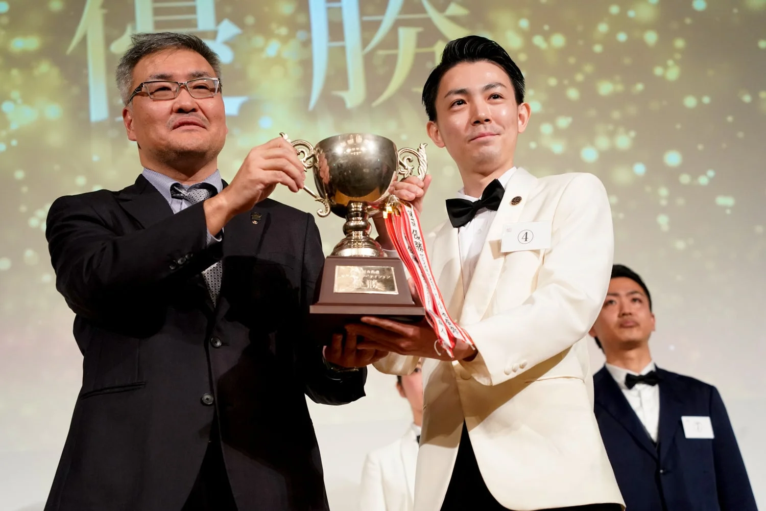 優勝者がトロフィーを掲げる様子