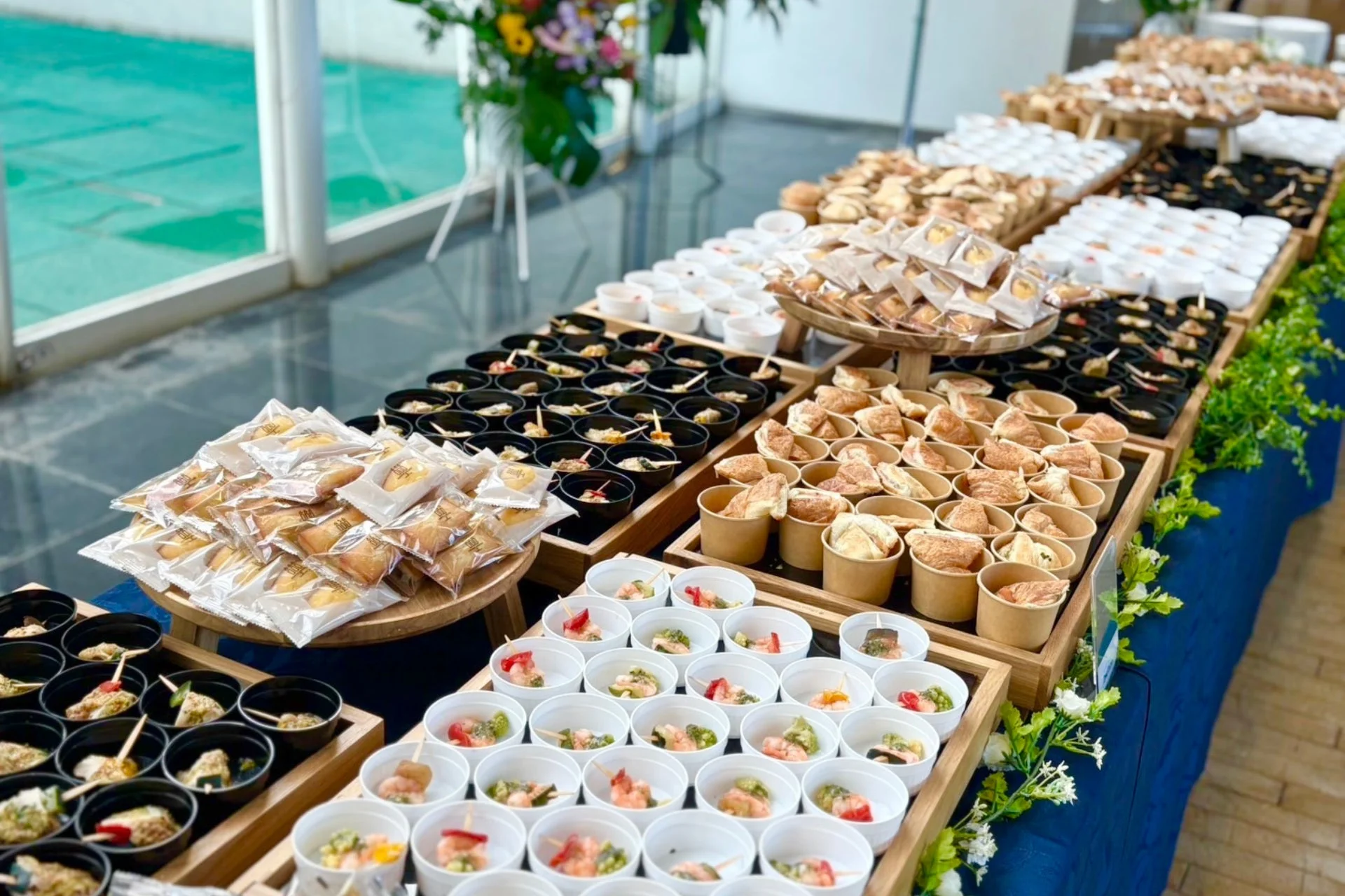 イベント会場に並べられた豪華なビュッフェ形式の料理の数々