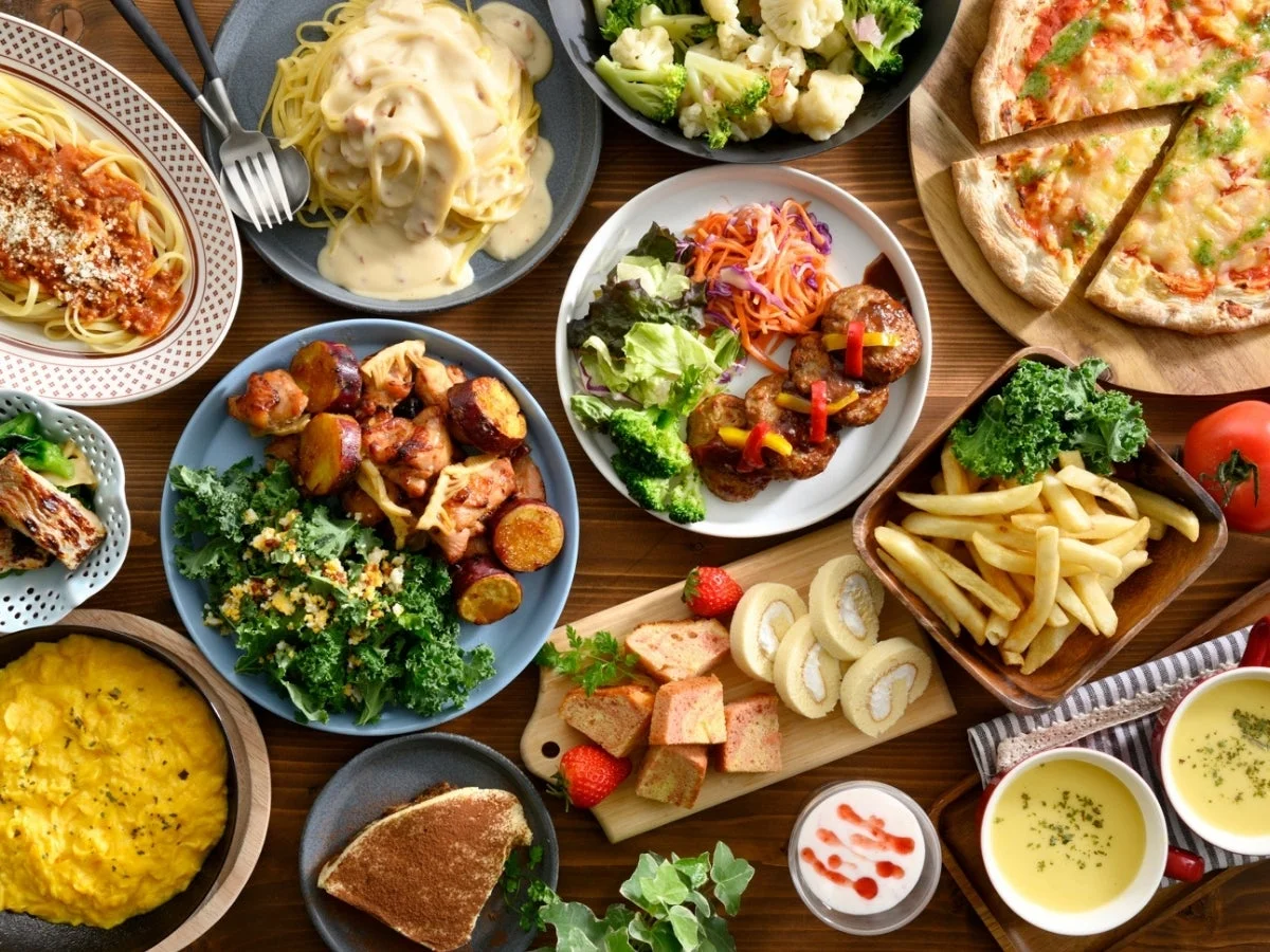 多種多様な料理が並ぶブッフェ台