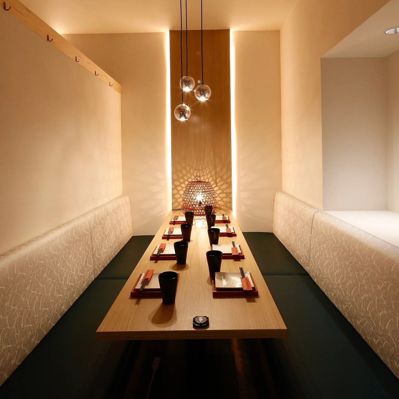 モダンで落ち着いた雰囲気の和風ダイニングルーム