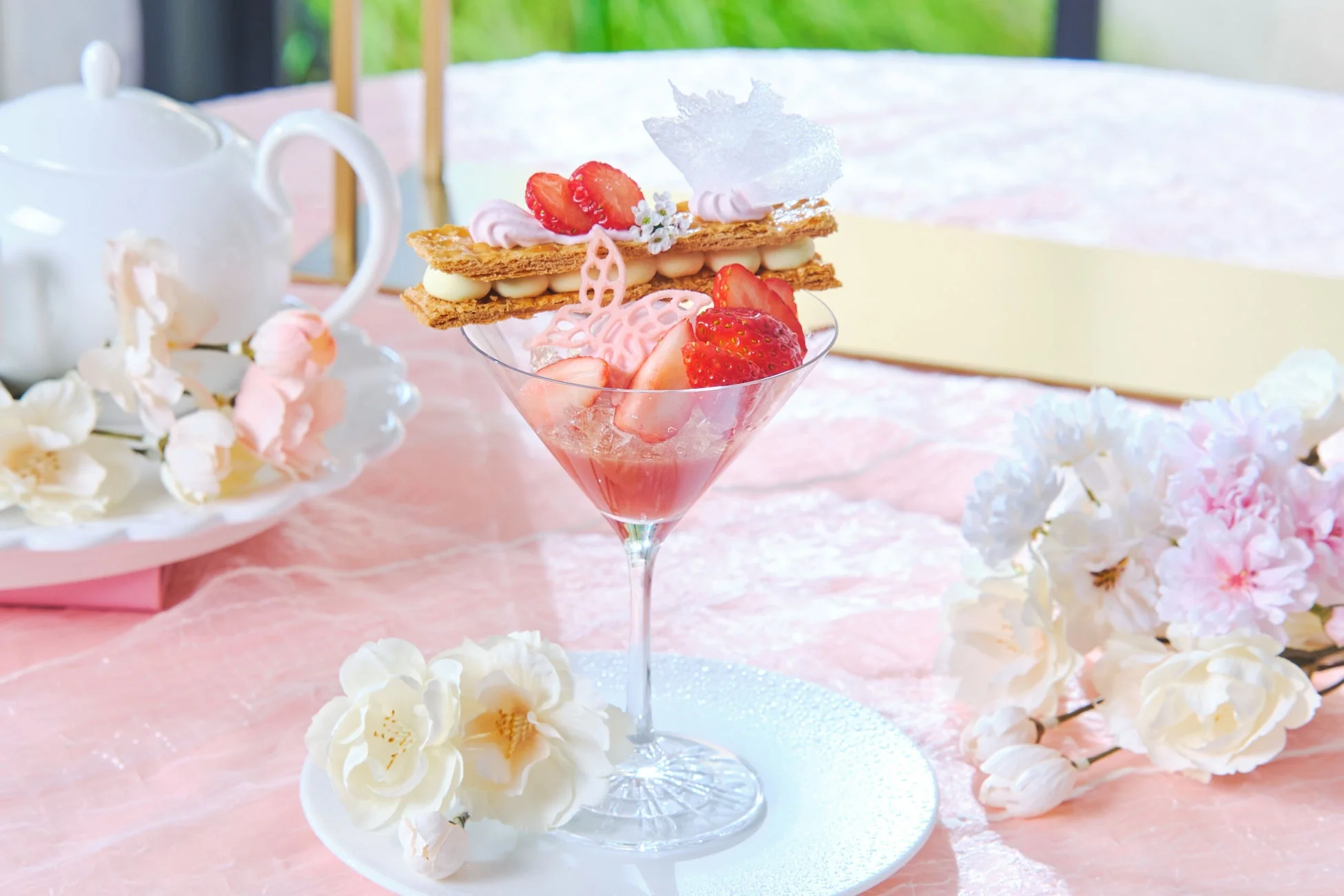 いちごと桜のミルフィーユパフェ