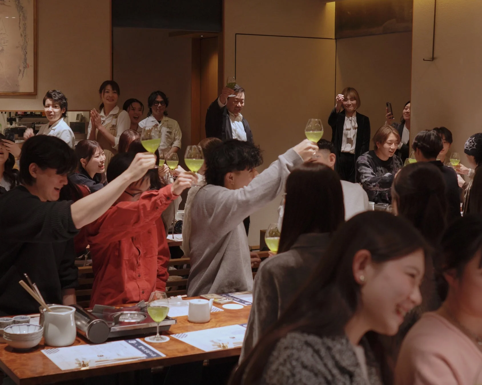 乾杯する参加者たち