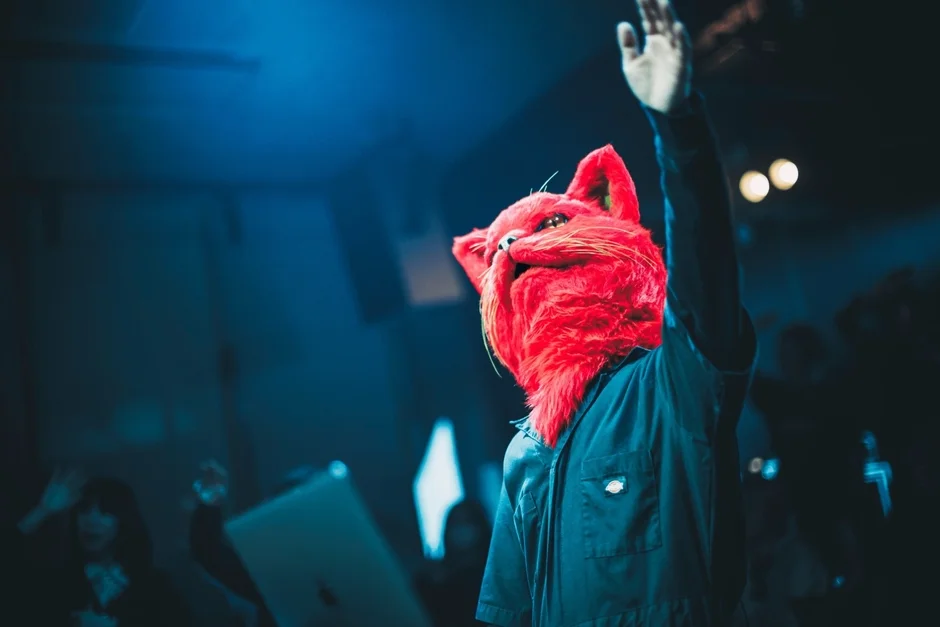 赤い猫マスク、DJ、青い照明