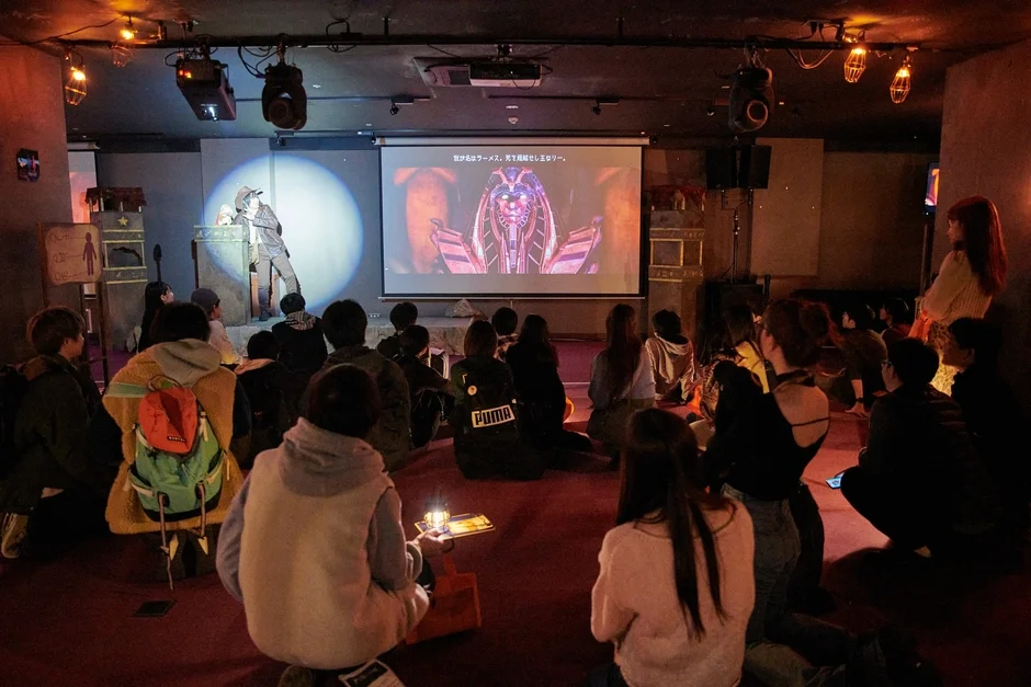 イベント中の様子、スクリーンとパフォーマー