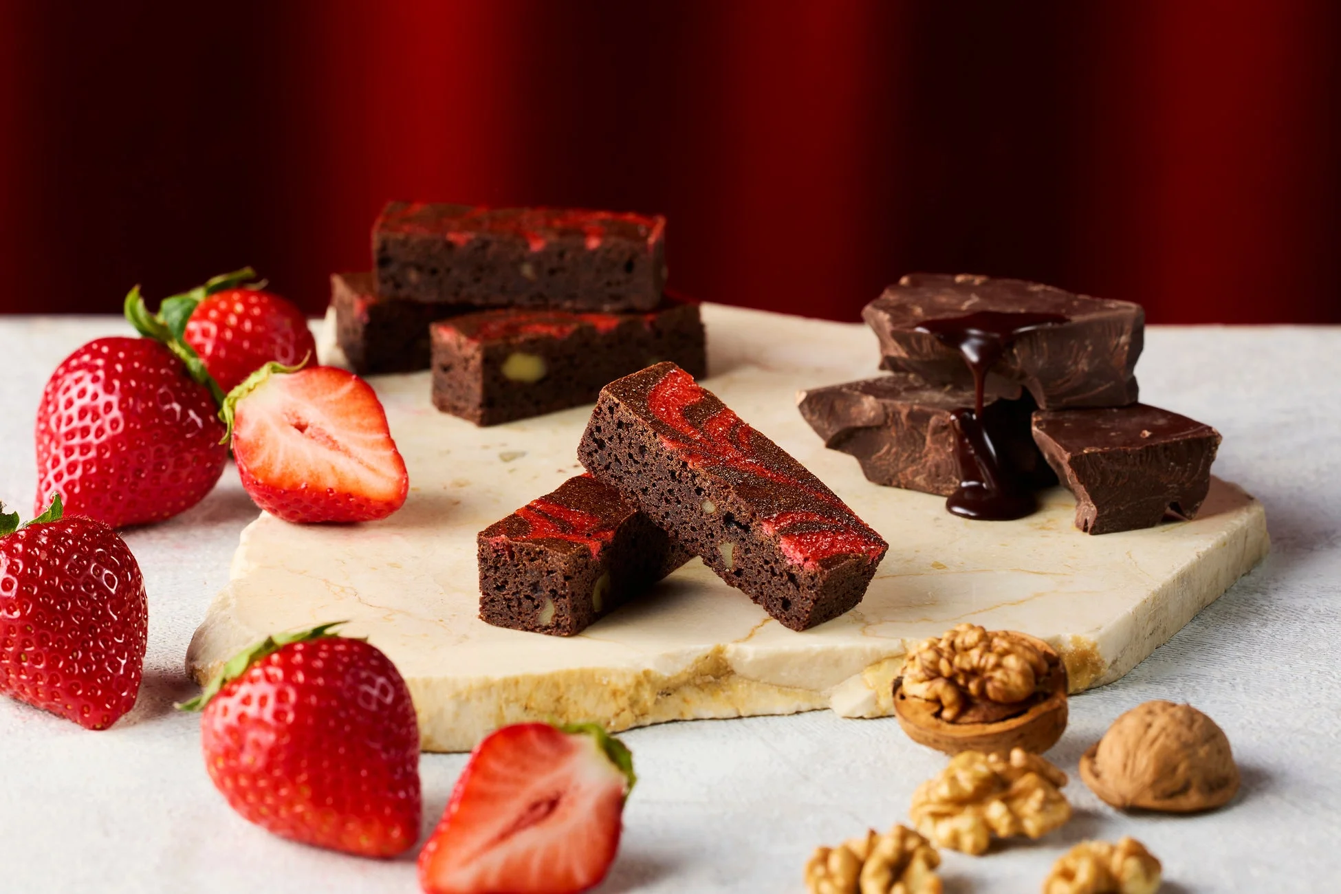 いちご、チョコレートブラウニー、クルミのデザート