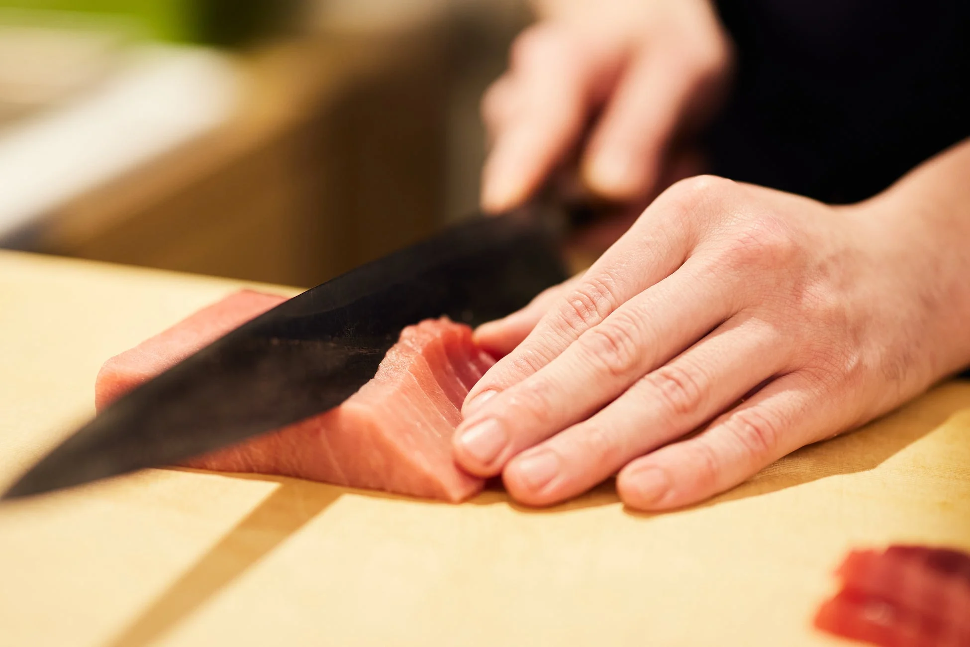 マグロをスライスする様子