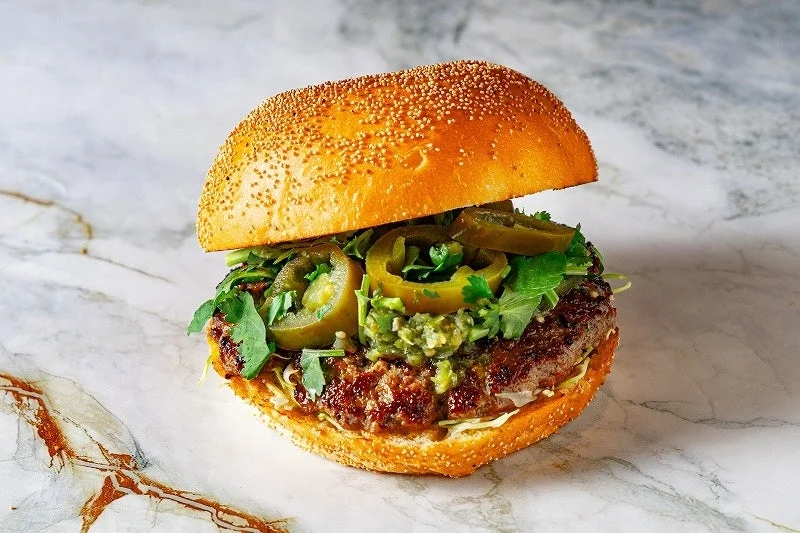 ニューメキシコ コリアンダーとハラペーニョのグリーンサルサ・バーガー