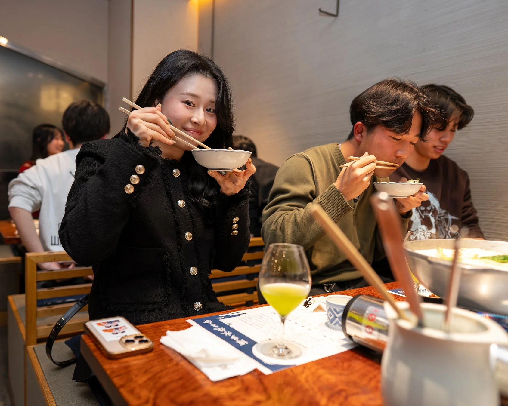 食事を楽しむ若者たち