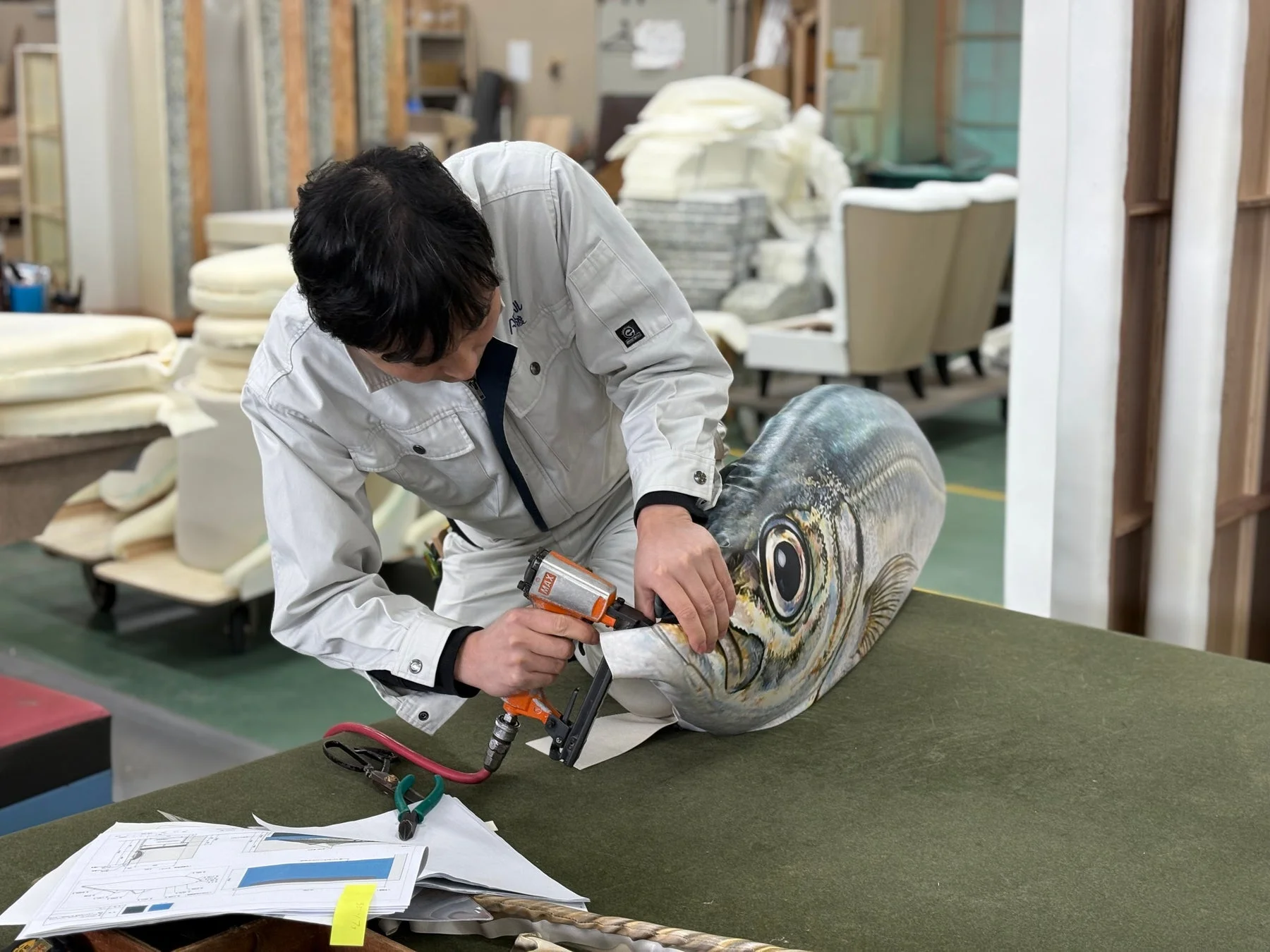 魚の形をしたオブジェを製作する様子