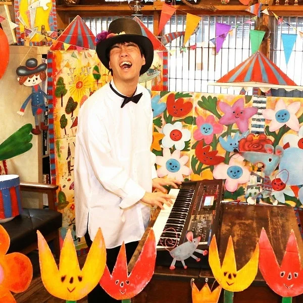 キーボードを演奏する男性