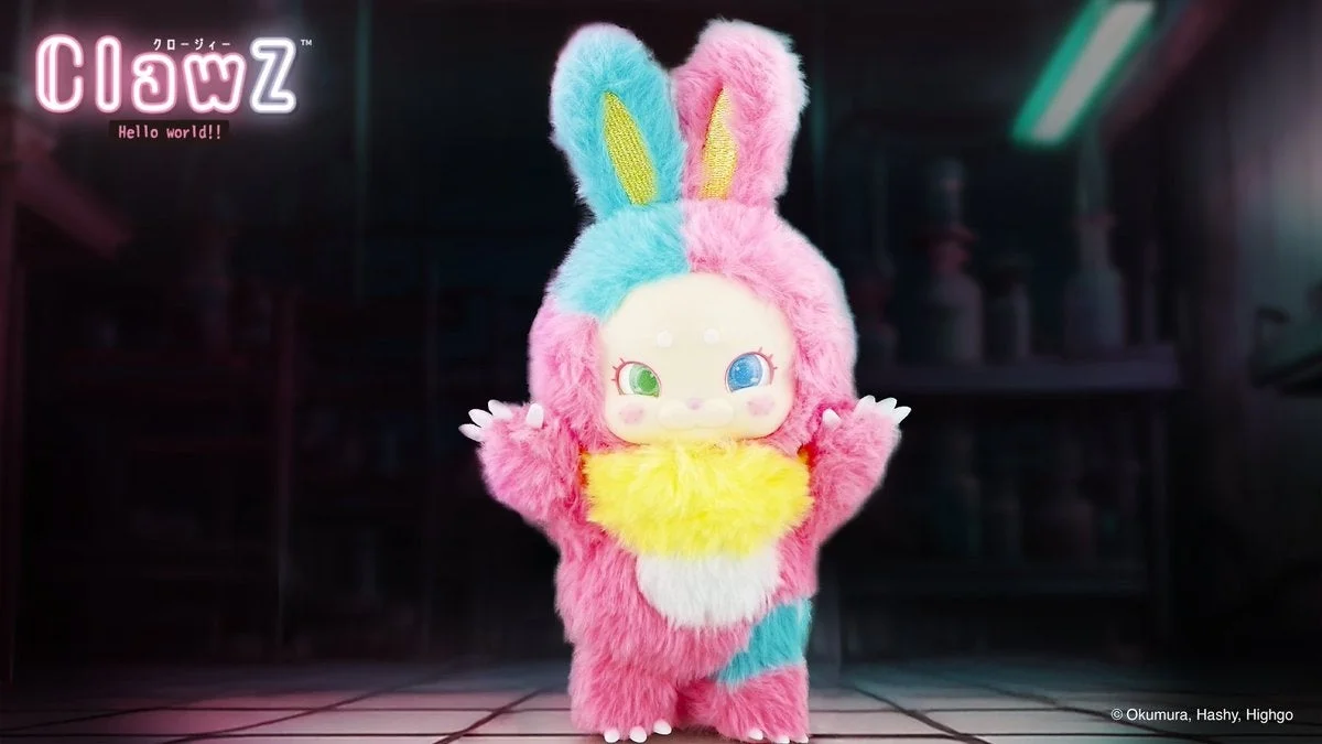 ピンクや水色、黄色の毛並みが特徴的な、うさぎのようなふわふわしたキャラクターのフィギュア