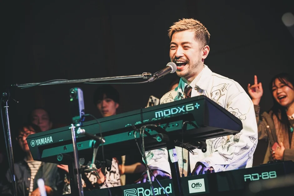 キーボード、金髪ボーカル