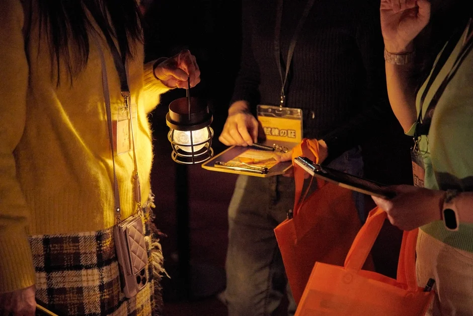 イベント中の参加者、ランタンとクリップボード