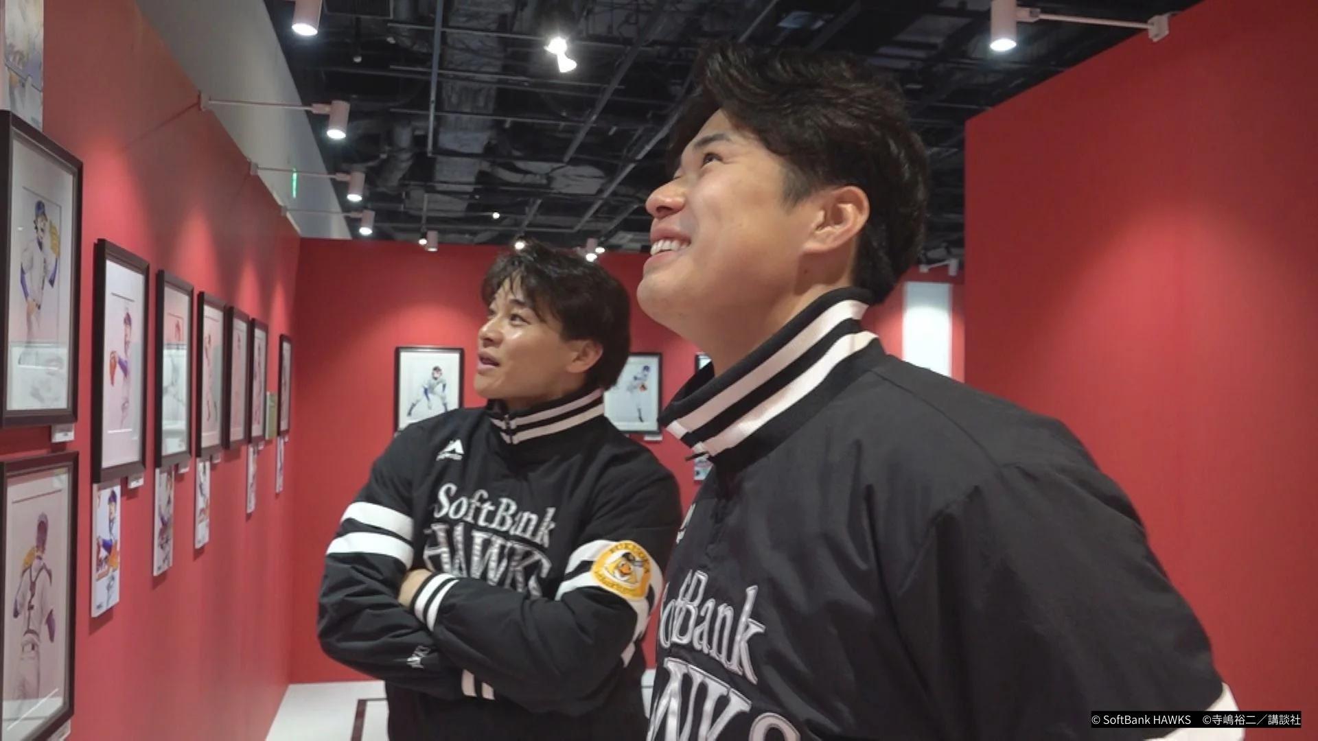 原画を鑑賞する松本晴投手と谷川原選手