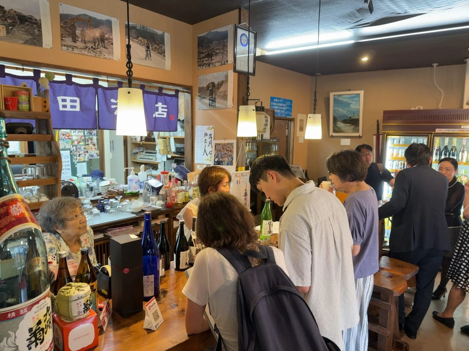 酒店、日本酒、酒屋、カウンター、客、店員