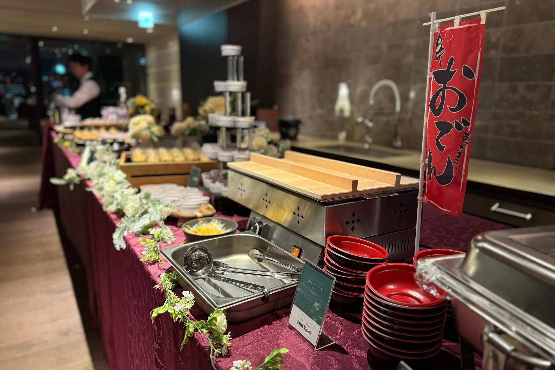 ホテルまたはイベント会場でのビュッフェ形式の食事風景