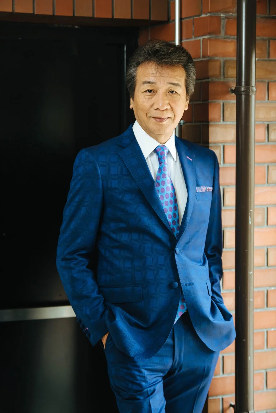 青いスーツ姿の前川清氏