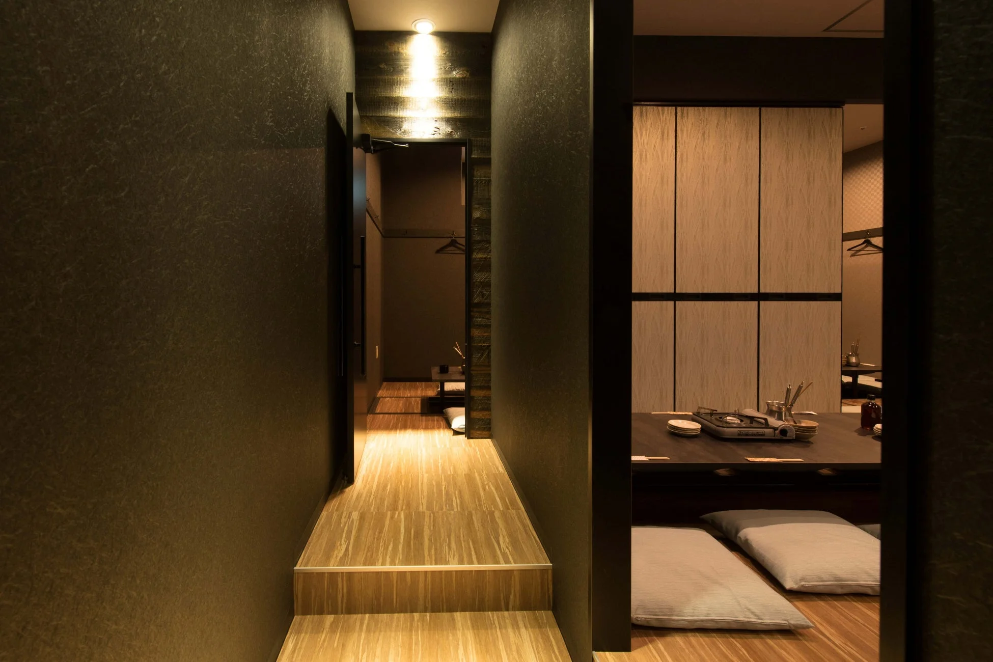 暗めの照明で統一されたモダンな和風の通路