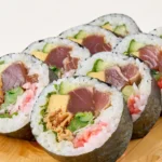 「湯葉と豆腐の店 梅の花」が新たな挑戦：藁焼き鰹のたたきを贅沢に使用した「梅の花の土佐巻き」を期間限定で提供開始