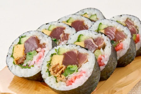 「湯葉と豆腐の店 梅の花」が新たな挑戦：藁焼き鰹のたたきを贅沢に使用した「梅の花の土佐巻き」を期間限定で提供開始