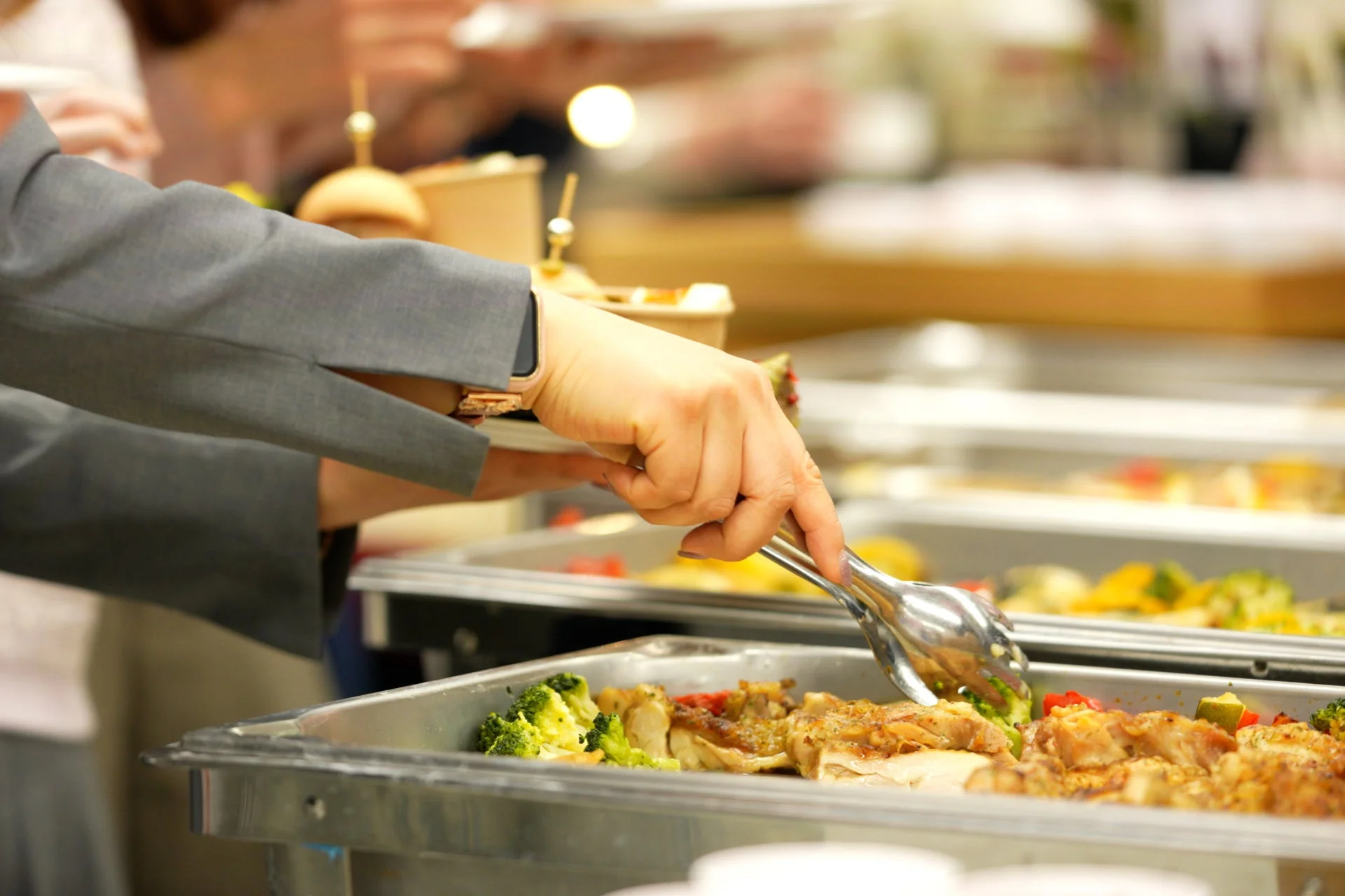 ビュッフェ形式で提供される温かい料理