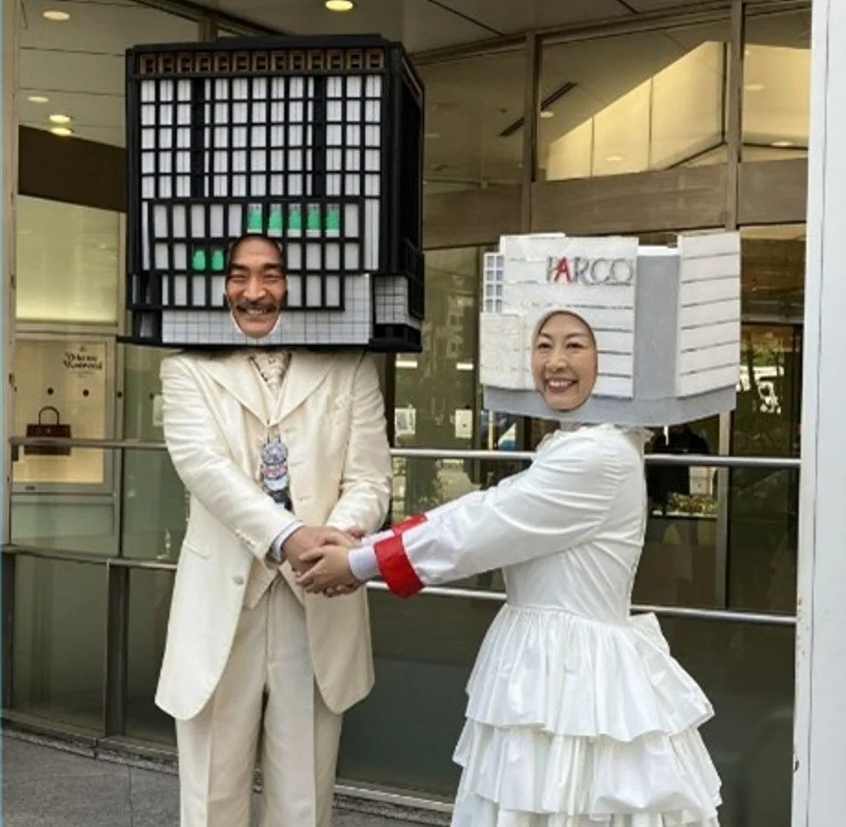 建物型のヘッドピースを被ったパフォーマー