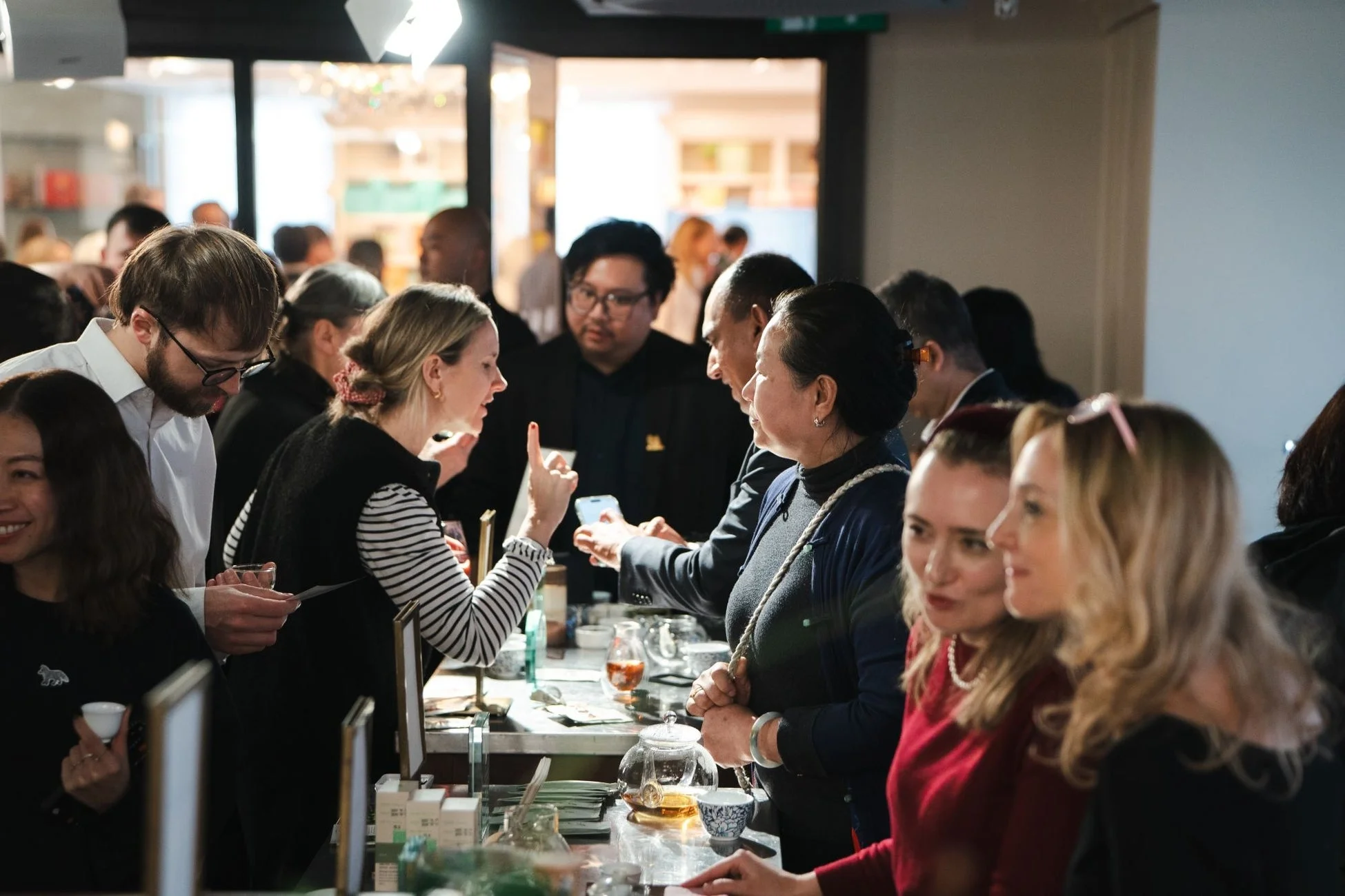 試飲会で交流する人々