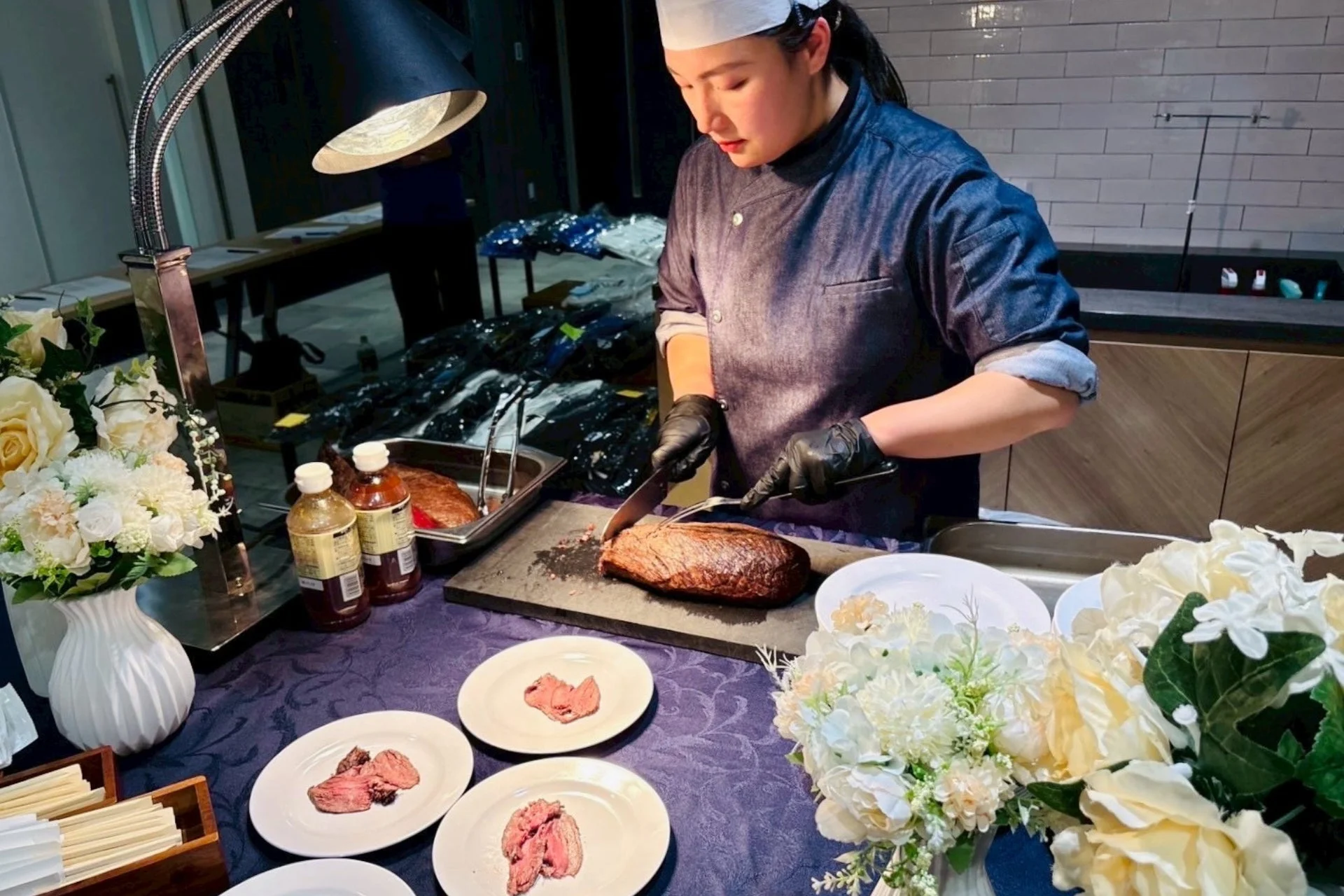 シェフがローストビーフを切り分ける様子