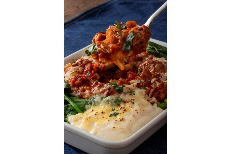 トマトソースとチーズがたっぷりかかったグラタン料理