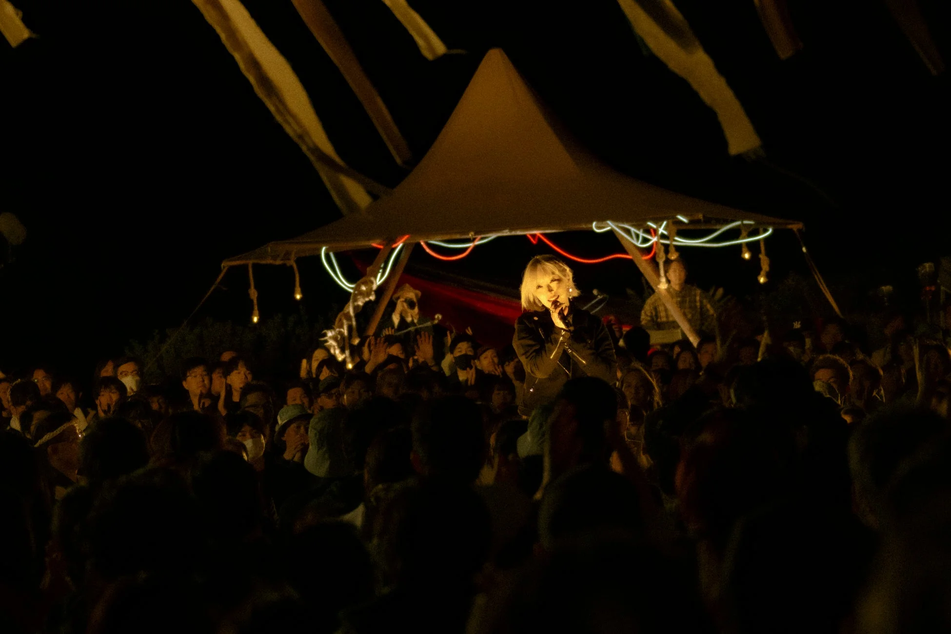 ReoNa 奄美大島フリーライブ ステージの様子