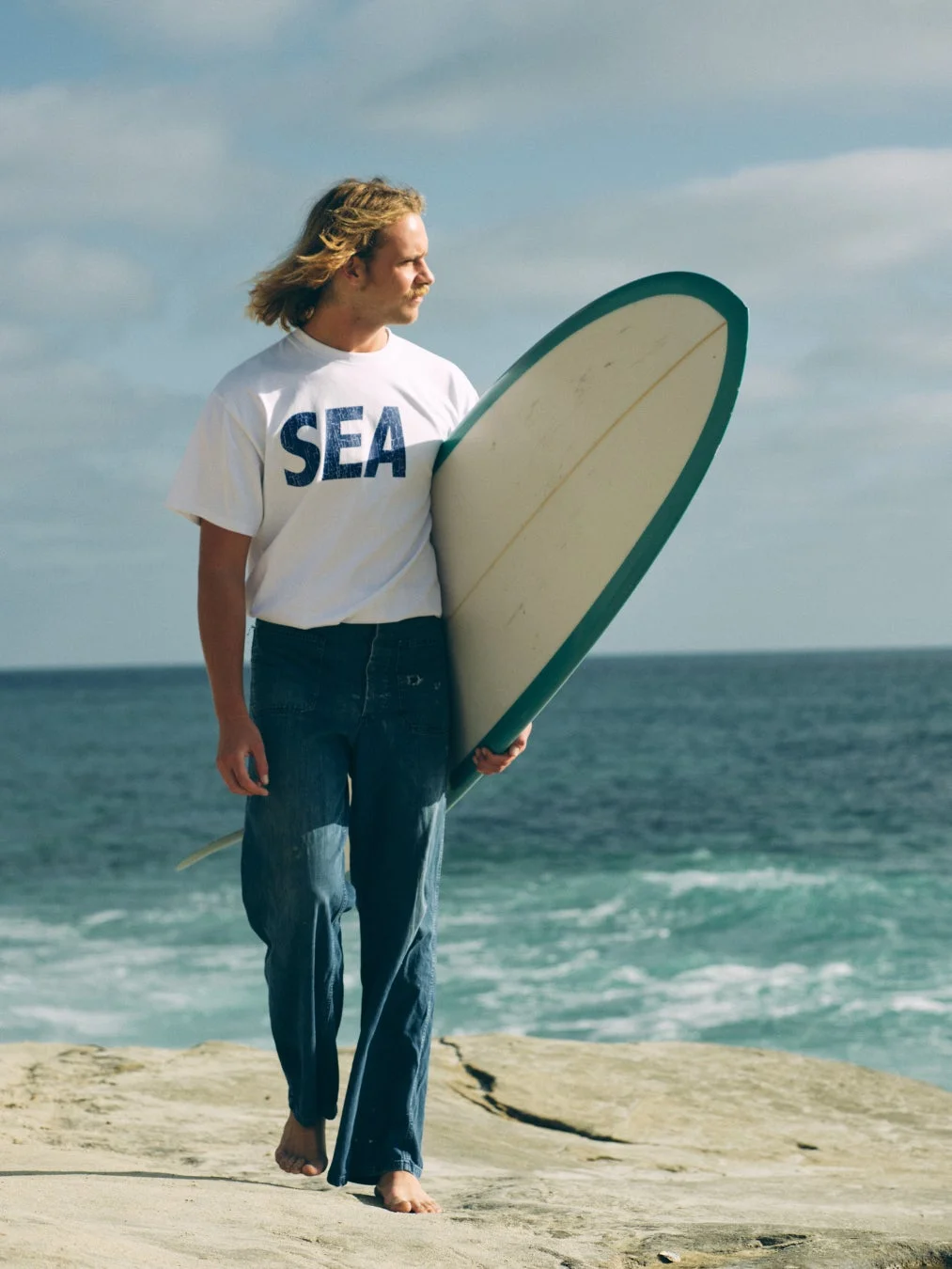 WIND AND SEAのイメージ（サーファー）