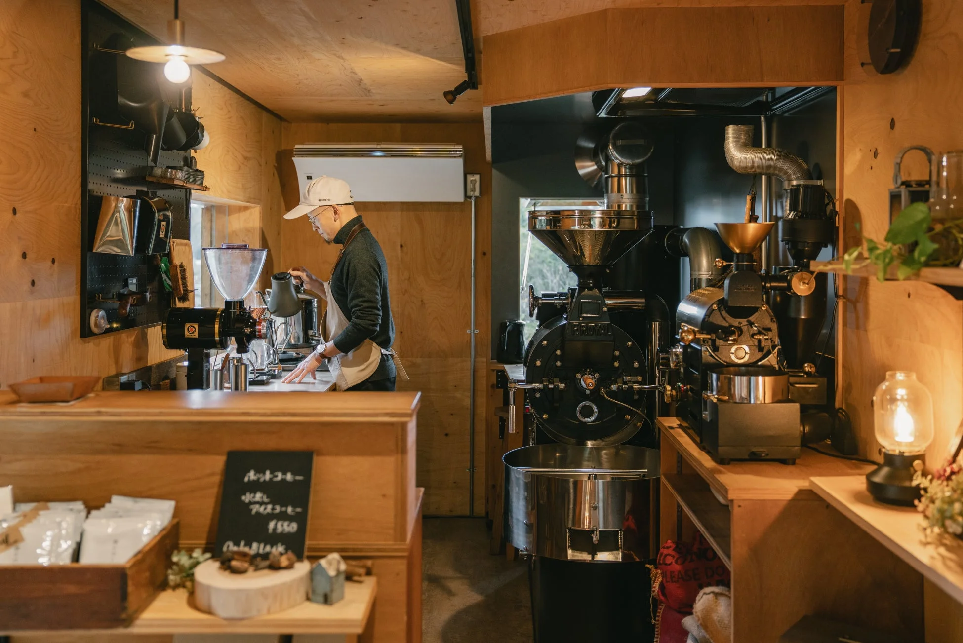 「森とコーヒー。」のコーヒー焙煎機のある店内