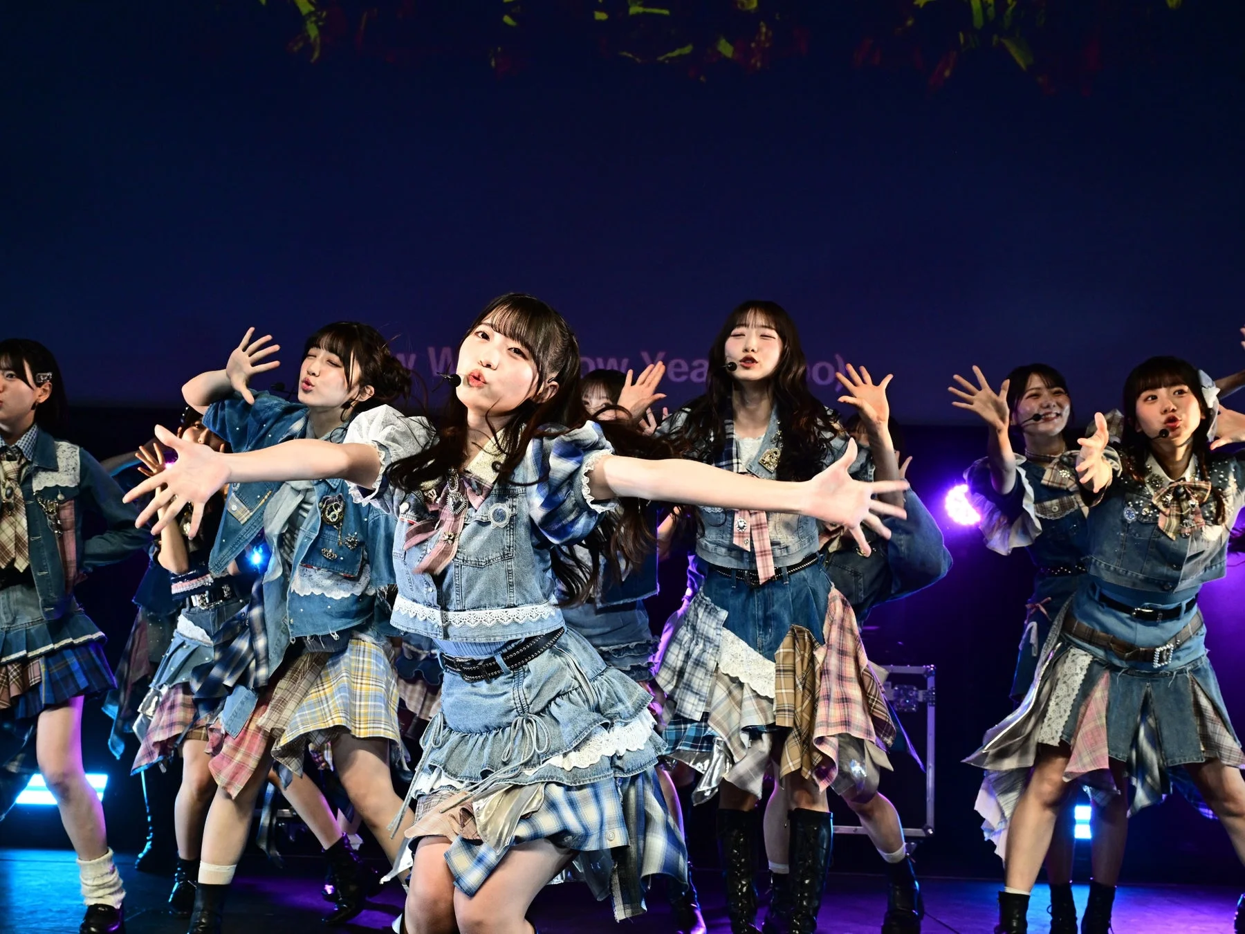 ステージ上でパフォーマンスするアイドルたち