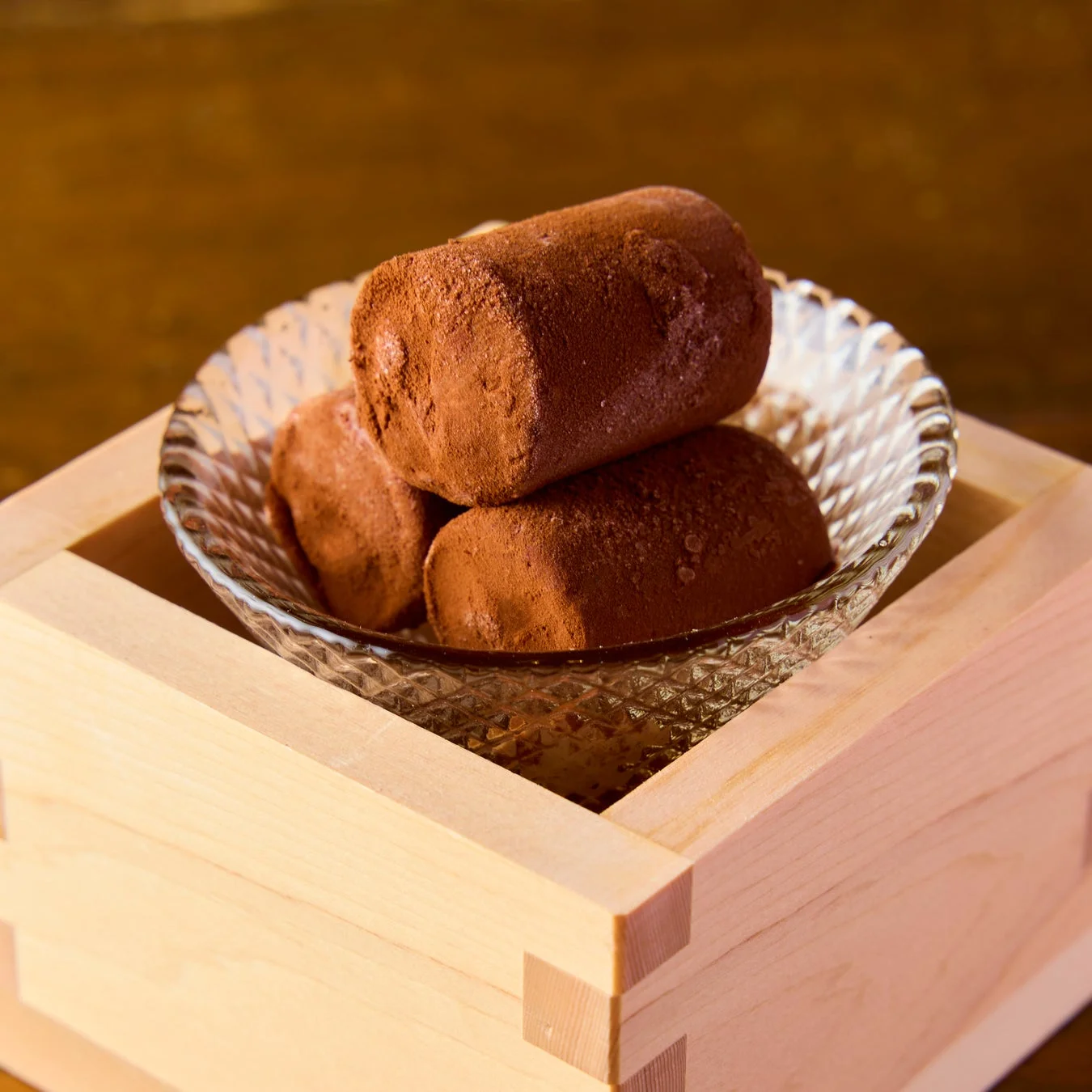 ココアパウダーがまぶされた数個のチョコレート菓子