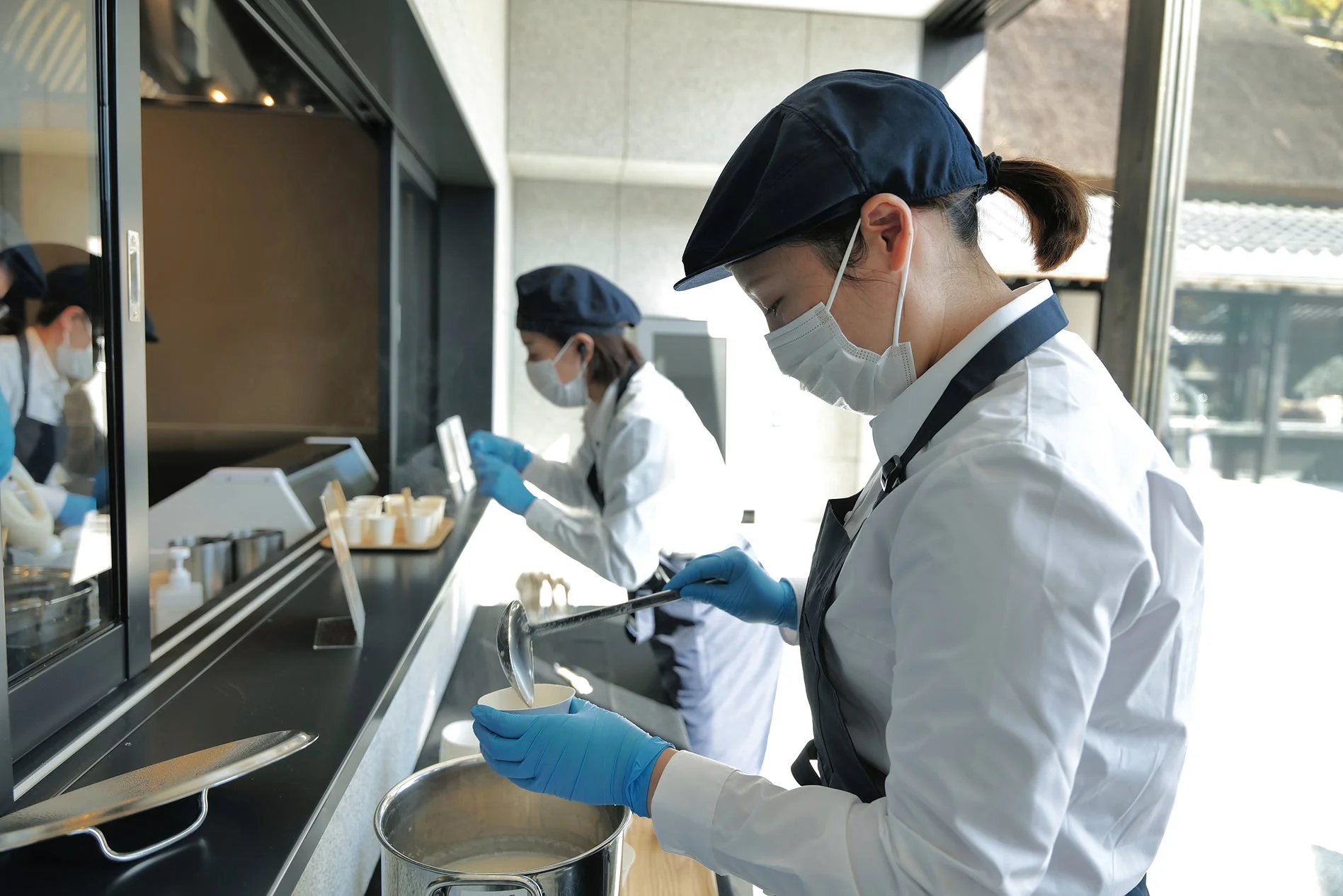 甘酒提供の様子