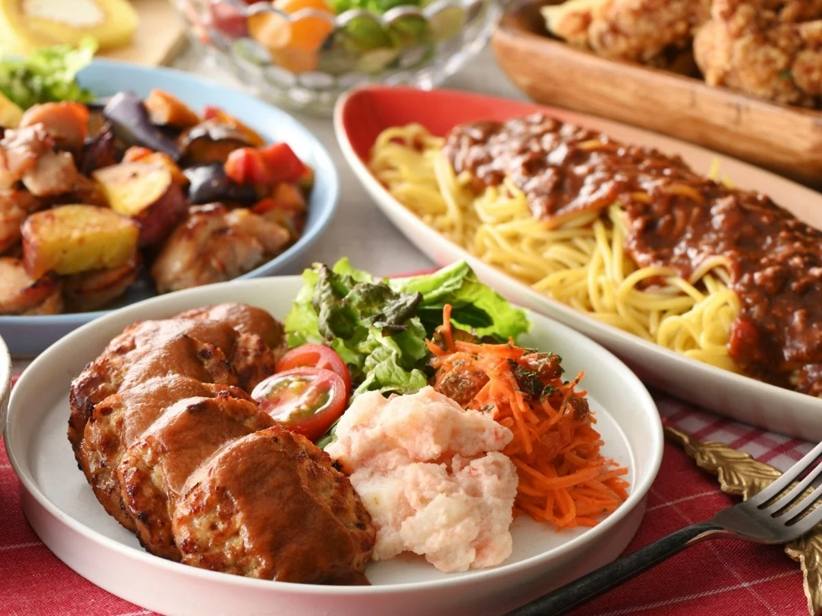 様々な料理が並べられた食卓の様子