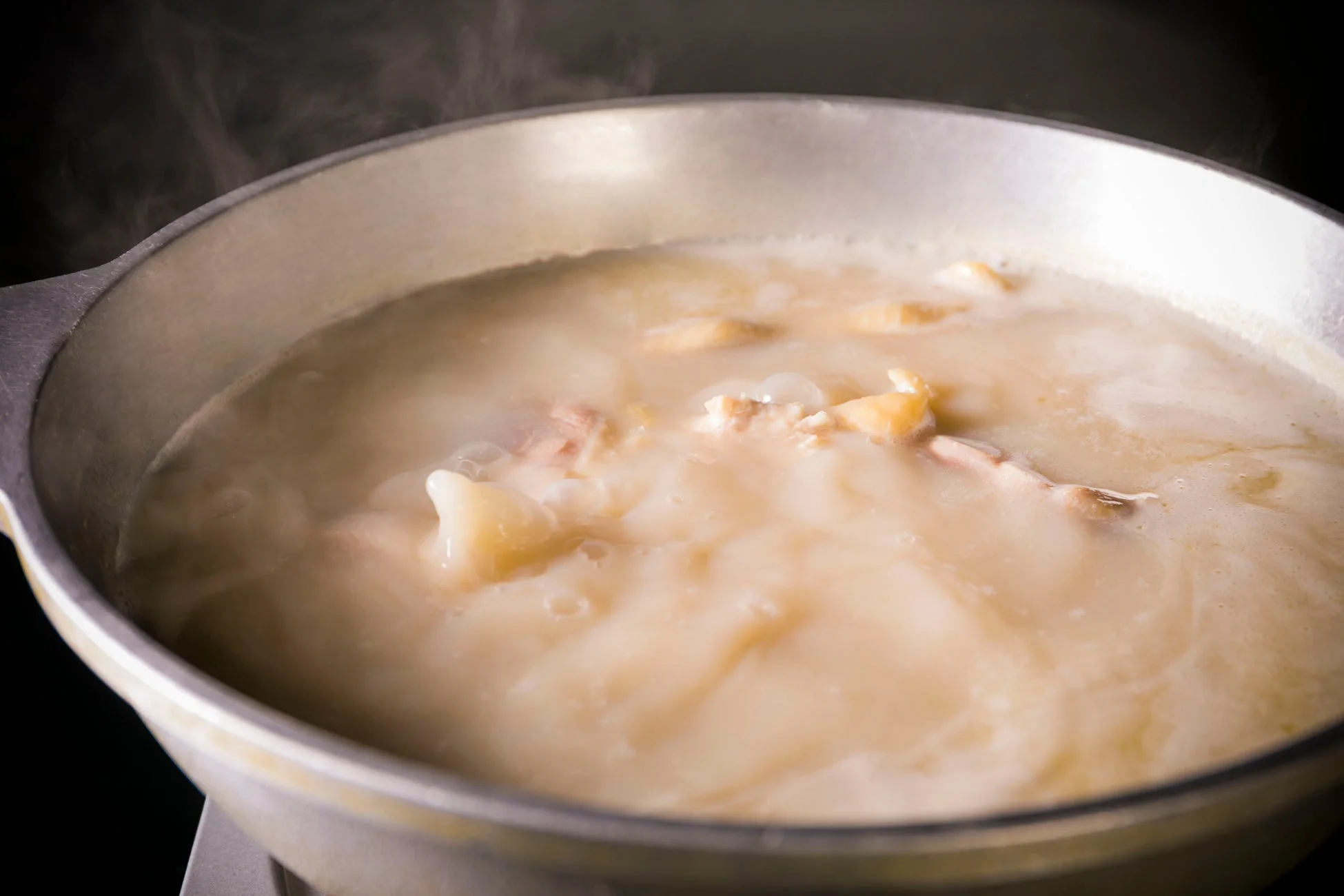 湯気が立ち上る温かいクリーム色の煮込み料理