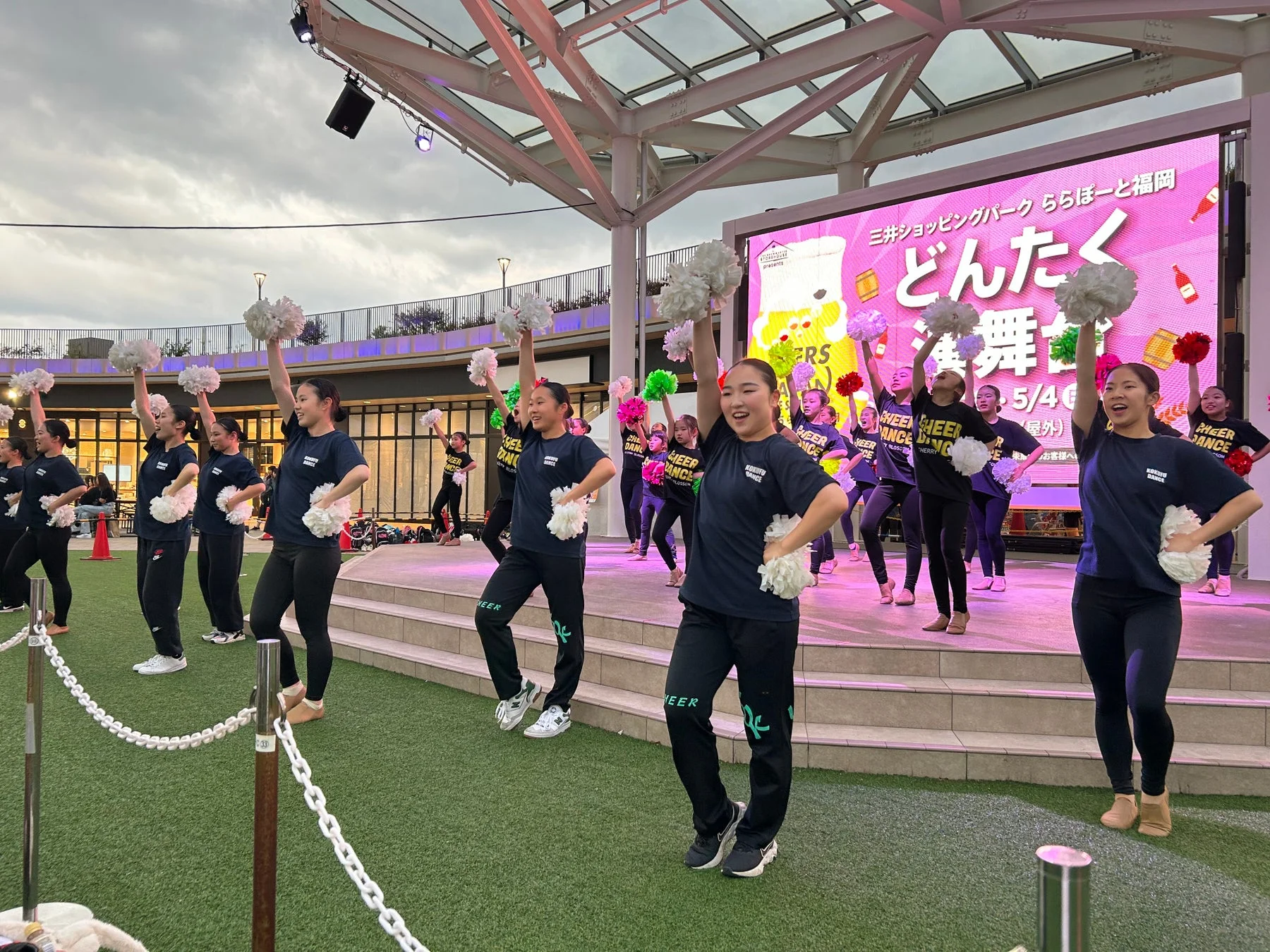 チアダンスパフォーマンス