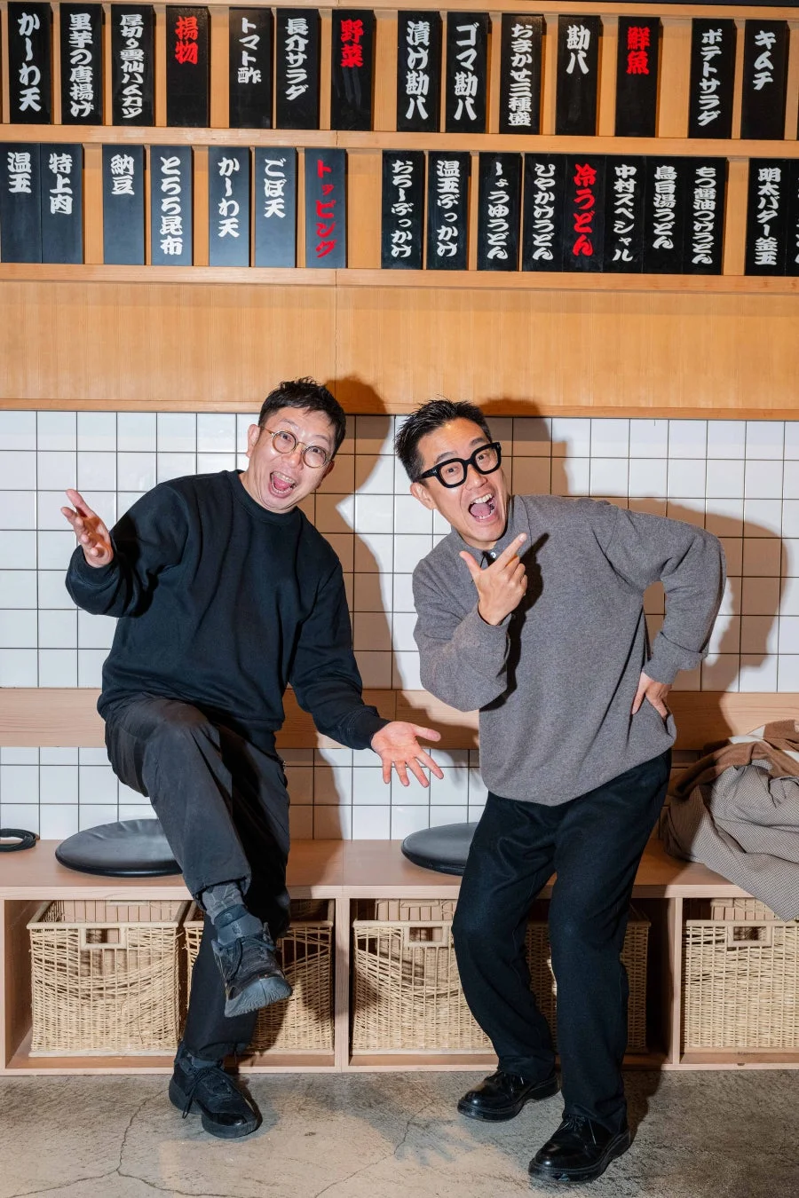 男性二人とメニューボード