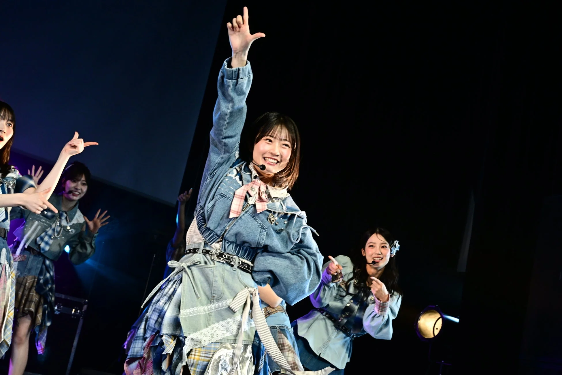 笑顔でパフォーマンスするメンバー