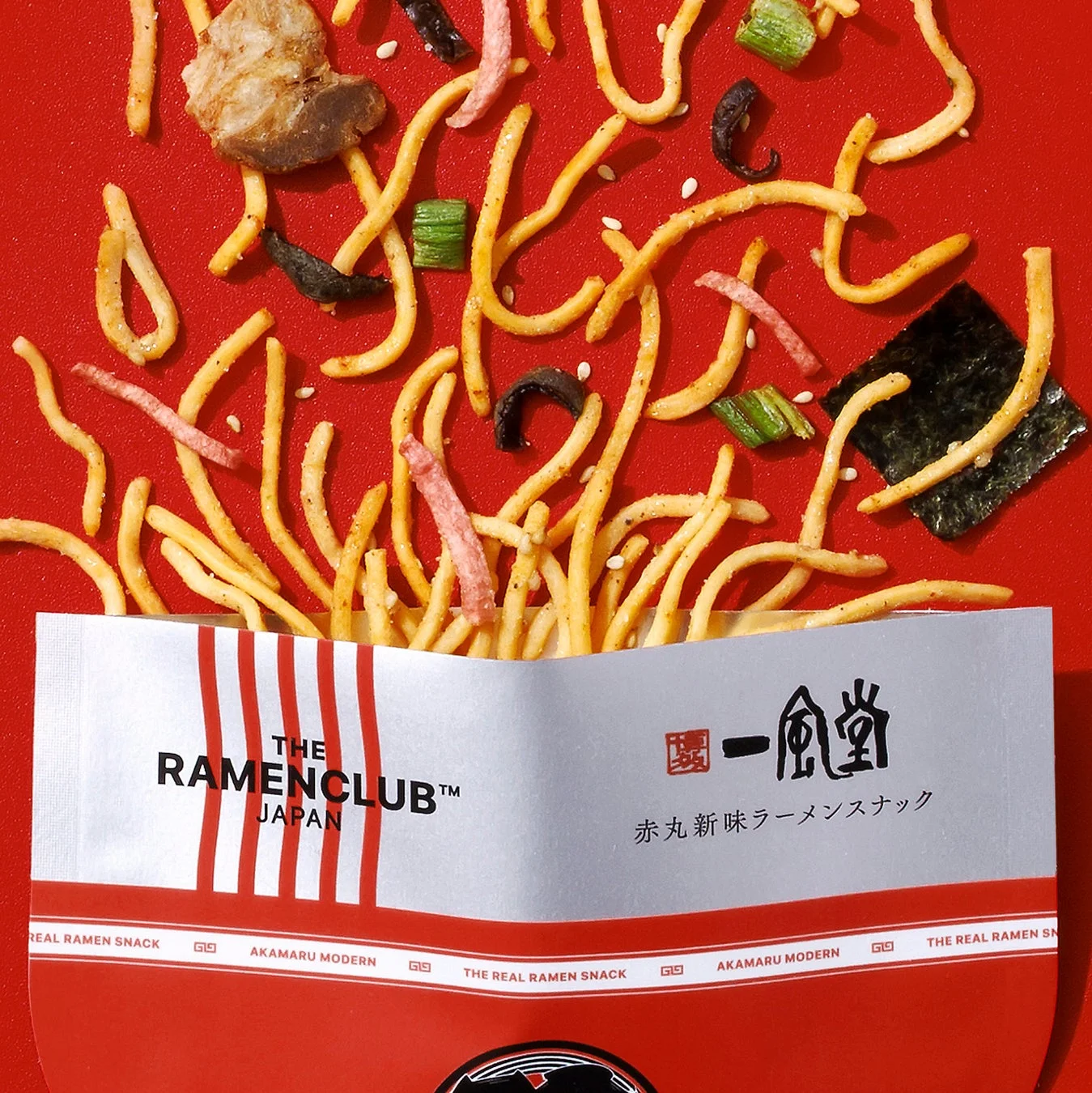 赤丸新味ラーメンスナックが袋からこぼれ落ちている様子