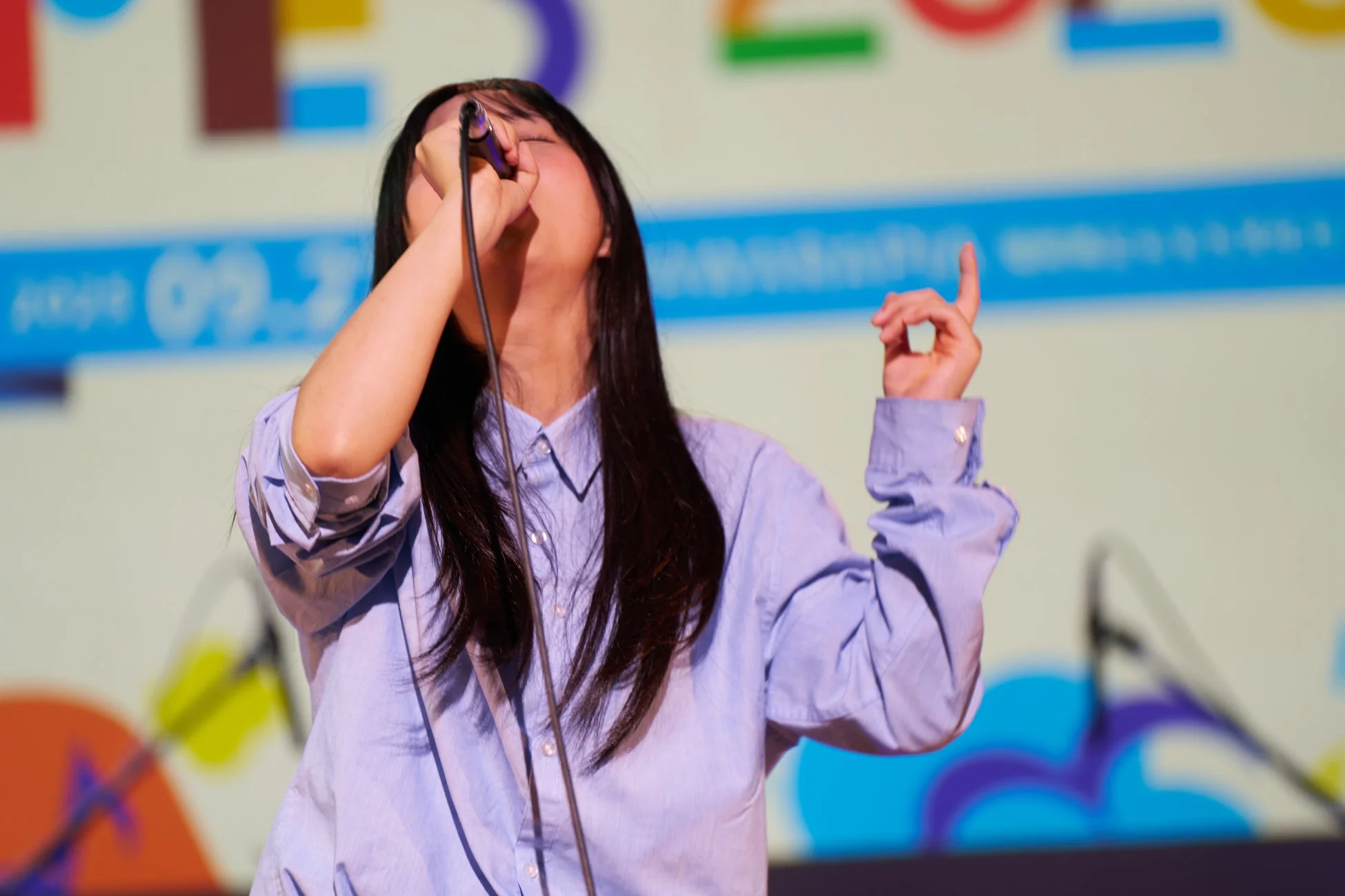 情熱的に歌う女性シンガー