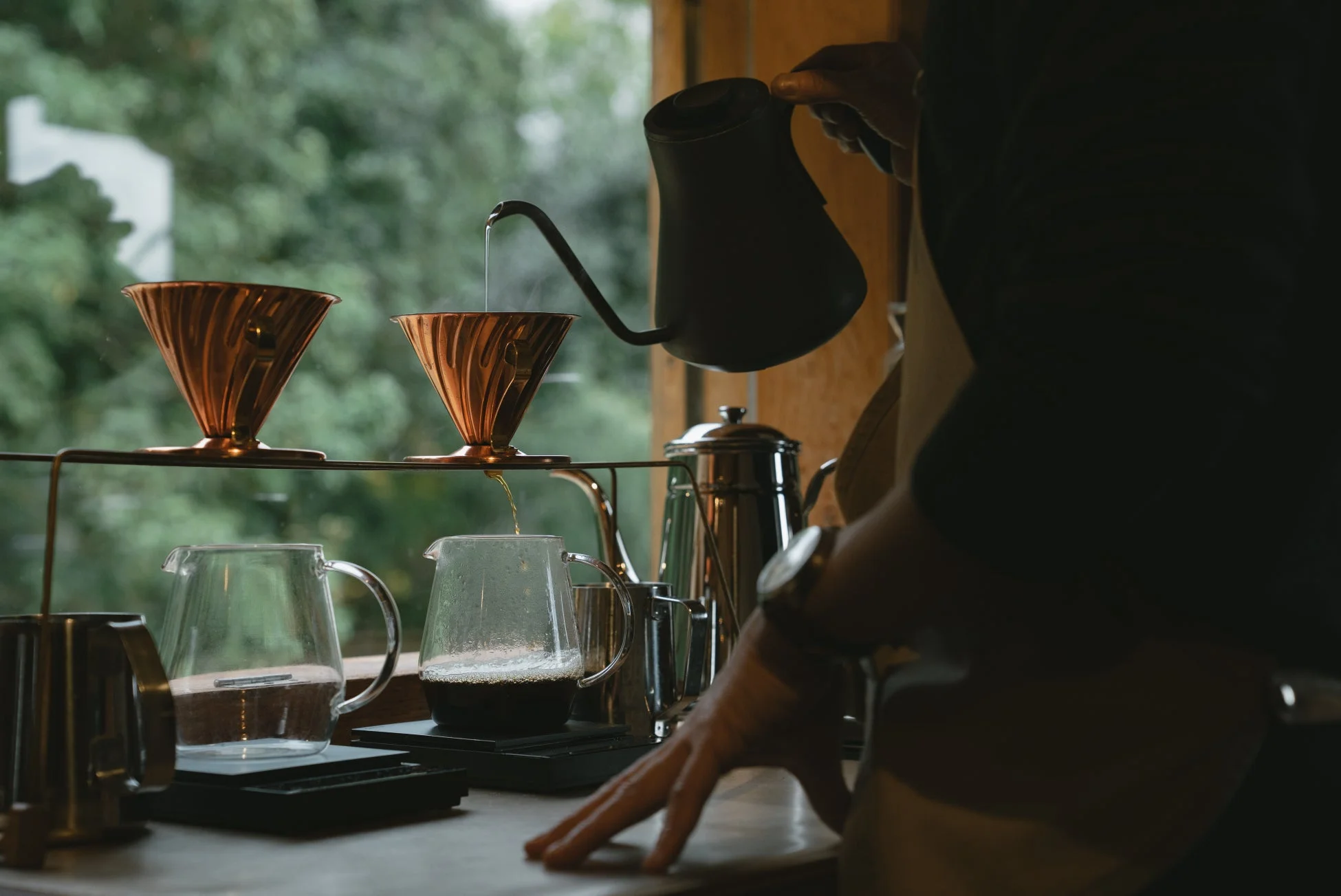 丁寧にハンドドリップでコーヒーを淹れる様子