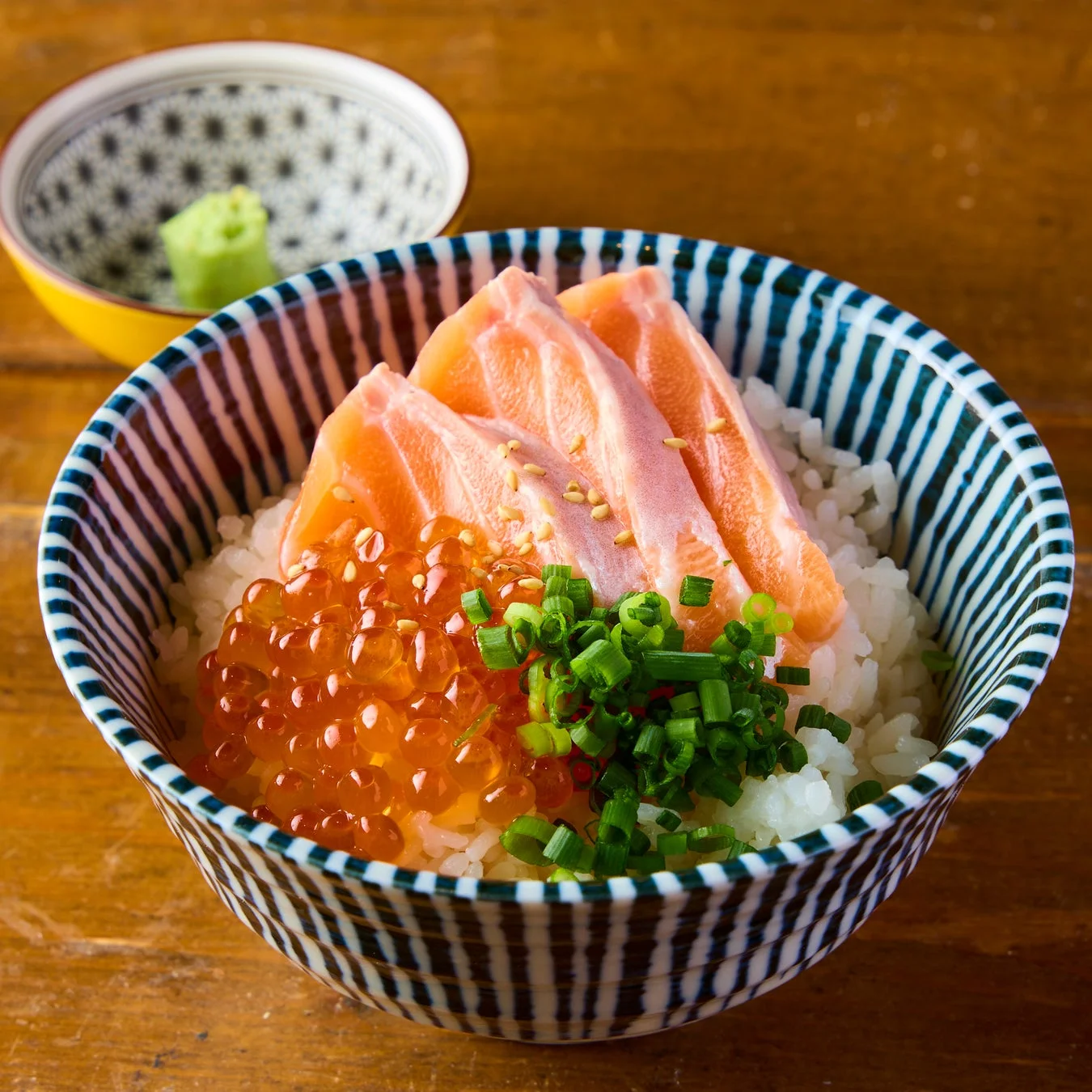 新鮮なサーモンといくらがたっぷり乗った海鮮丼