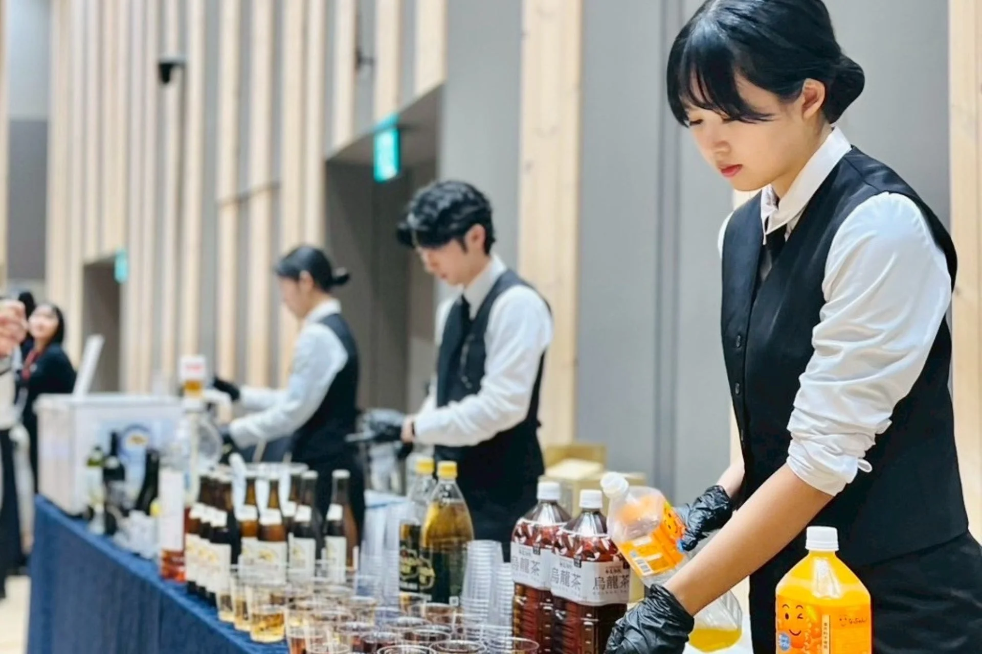 イベント会場でドリンクを提供するケータリングスタッフ
