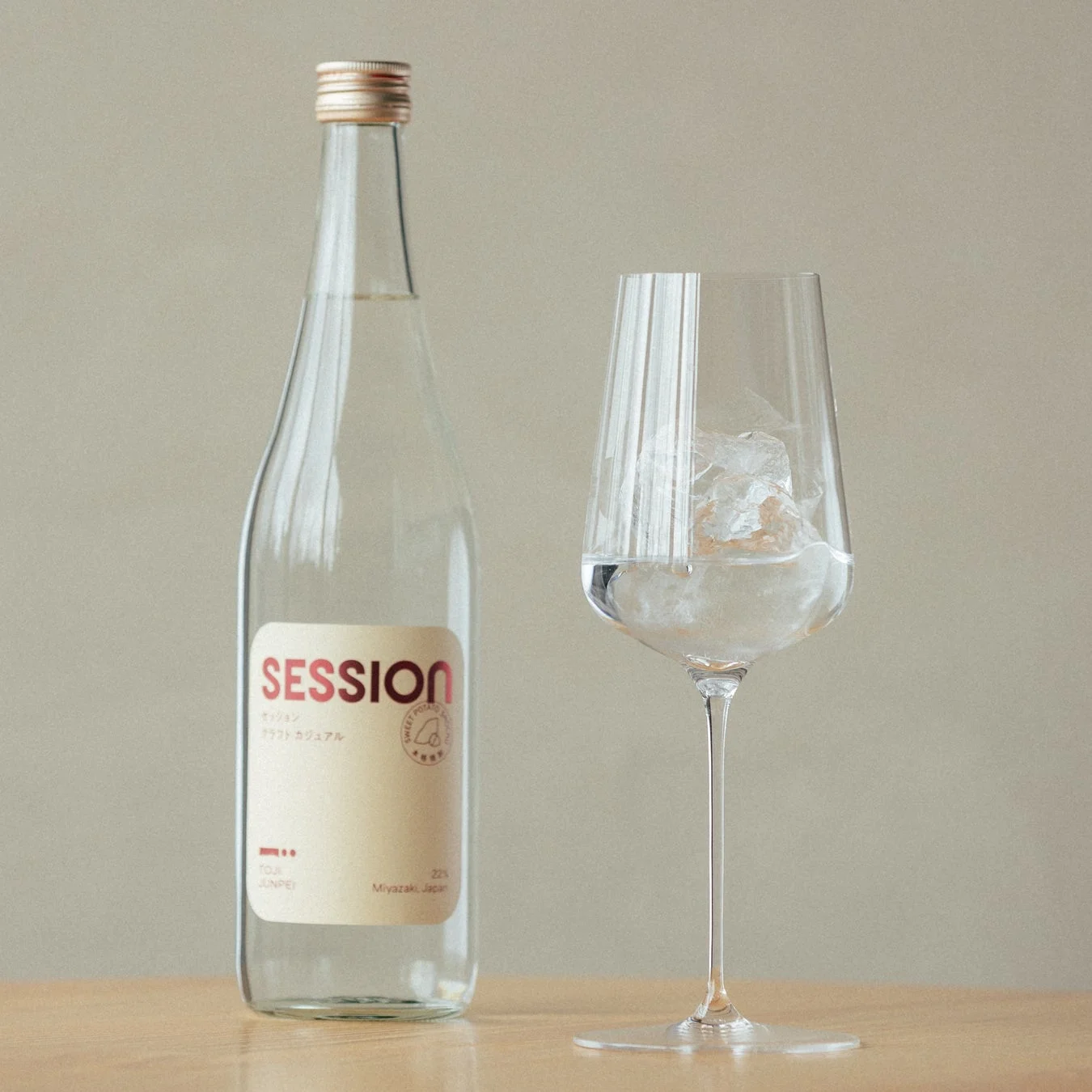 杜氏潤平 Session ボトルとグラス