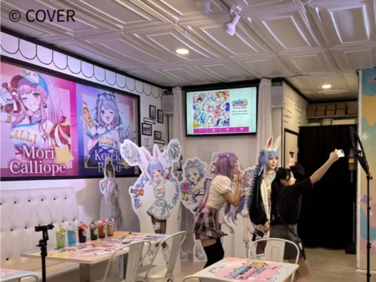 ホロライブ,VTuber,コラボカフェ,アニメ,キャラクター,グッズ,Mori Calliope,Koseki Bijou,コスプレ,カフェ,イベント,ファン,自撮り,等身大パネル