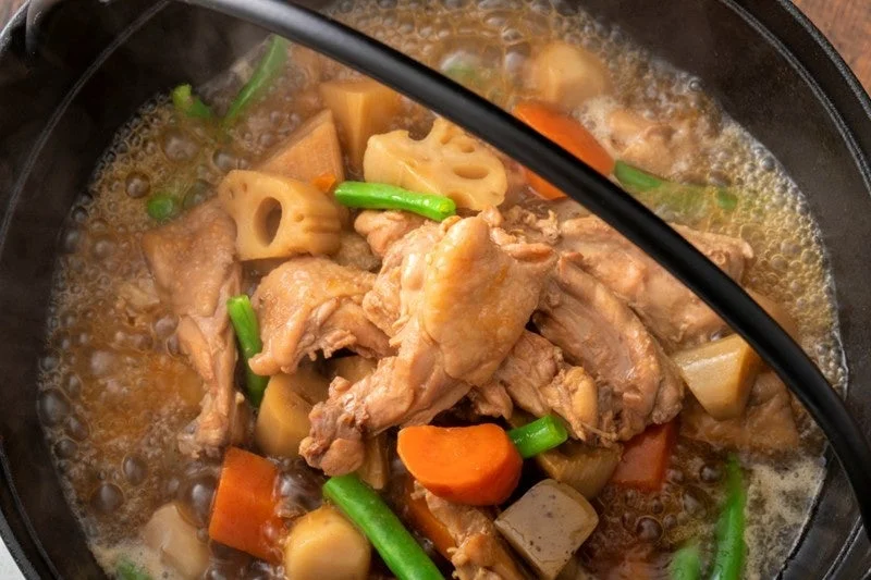 鶏肉、れんこん、にんじん、里芋などの根菜がたっぷり入った筑前煮