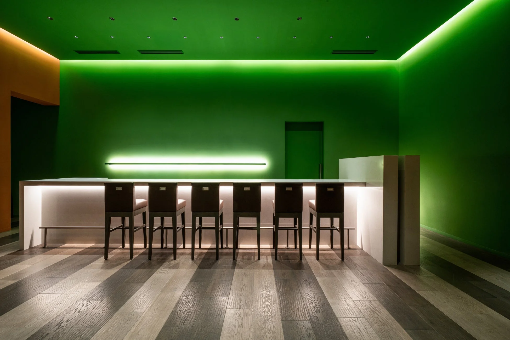 バーカウンター内観